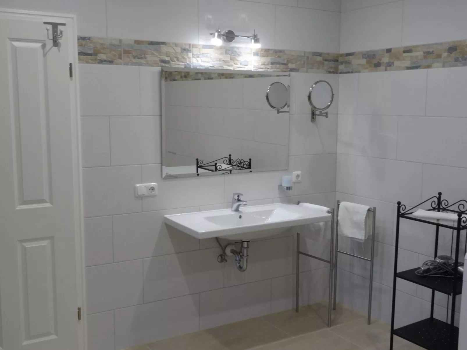 Modern eingerichtete Suite mit Terrasse-Binnen