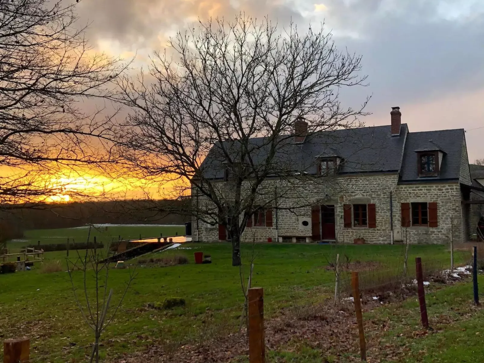 Landhaus mit eingezäuntem Garten-Binnen