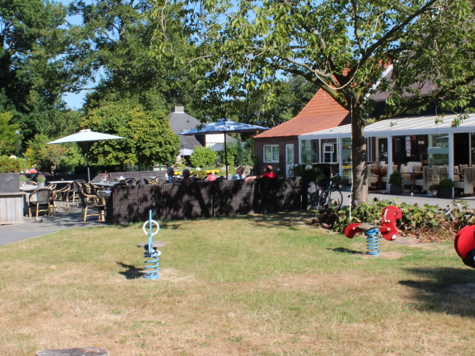 "Buurtweg221" mit Schwimmbad-Buiten