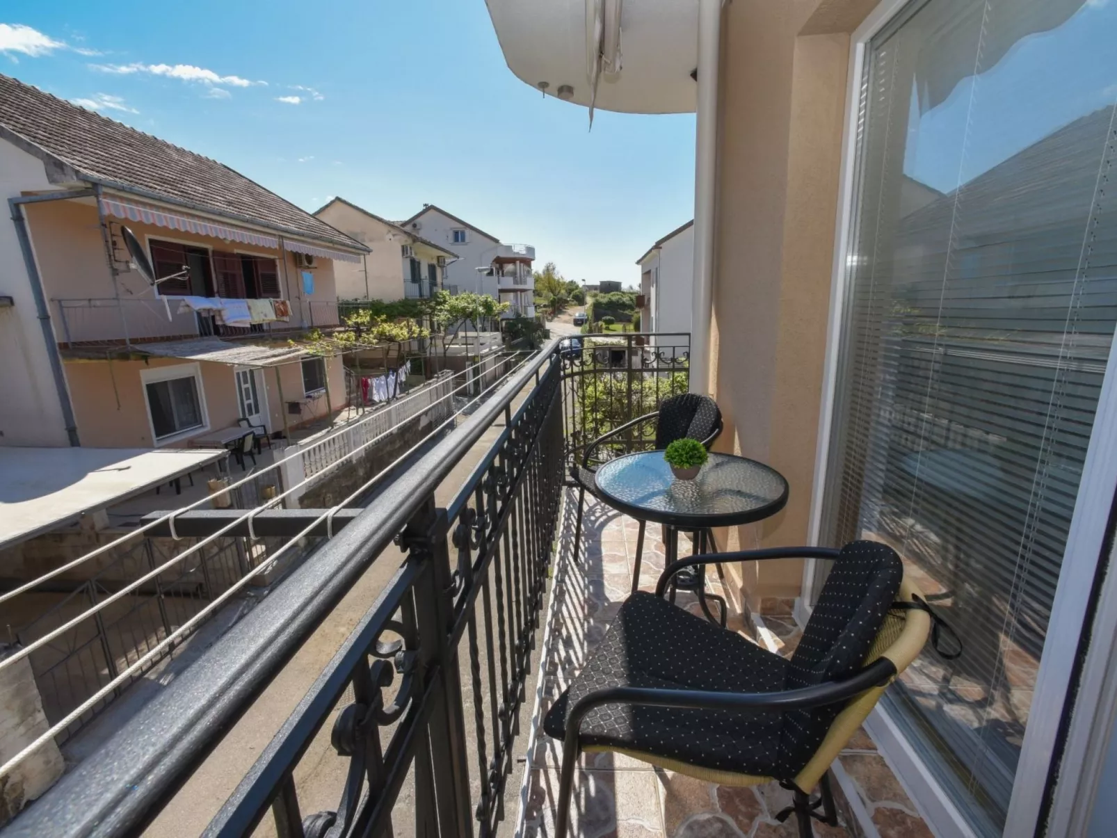 Studio-Apartment mit Balkon - Buiten