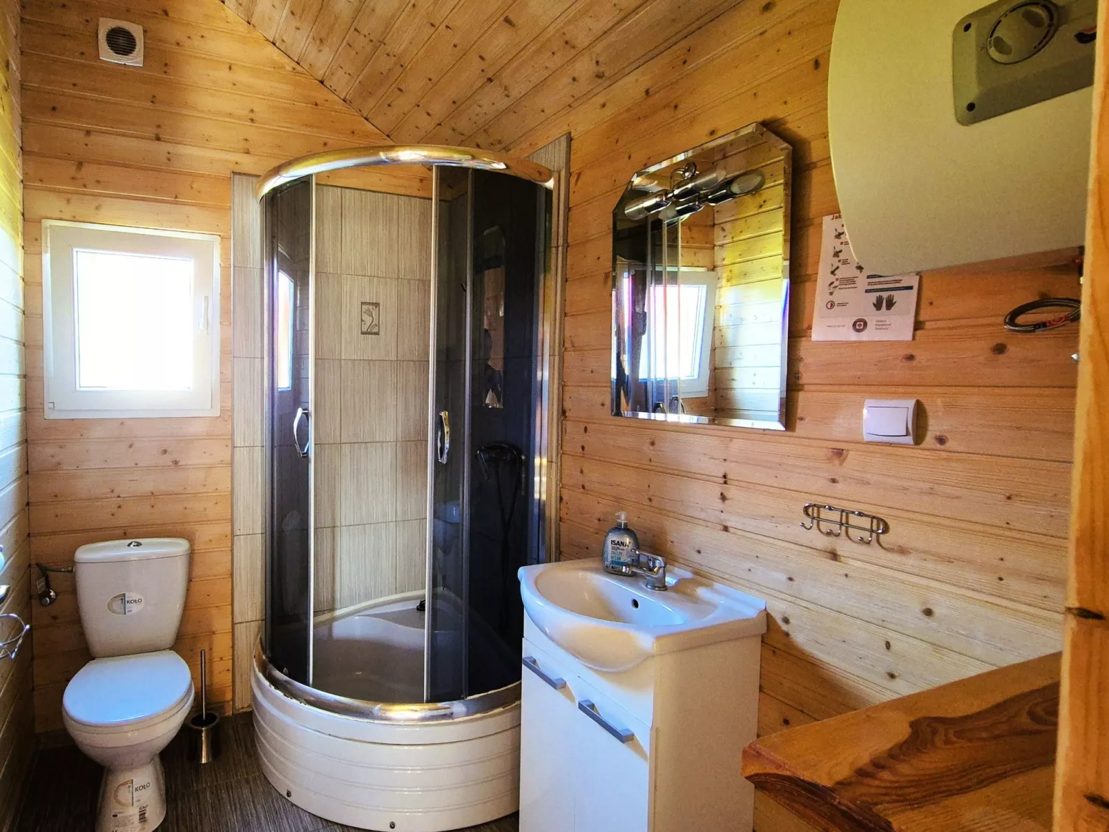 Mit Schwimmbad-Binnen