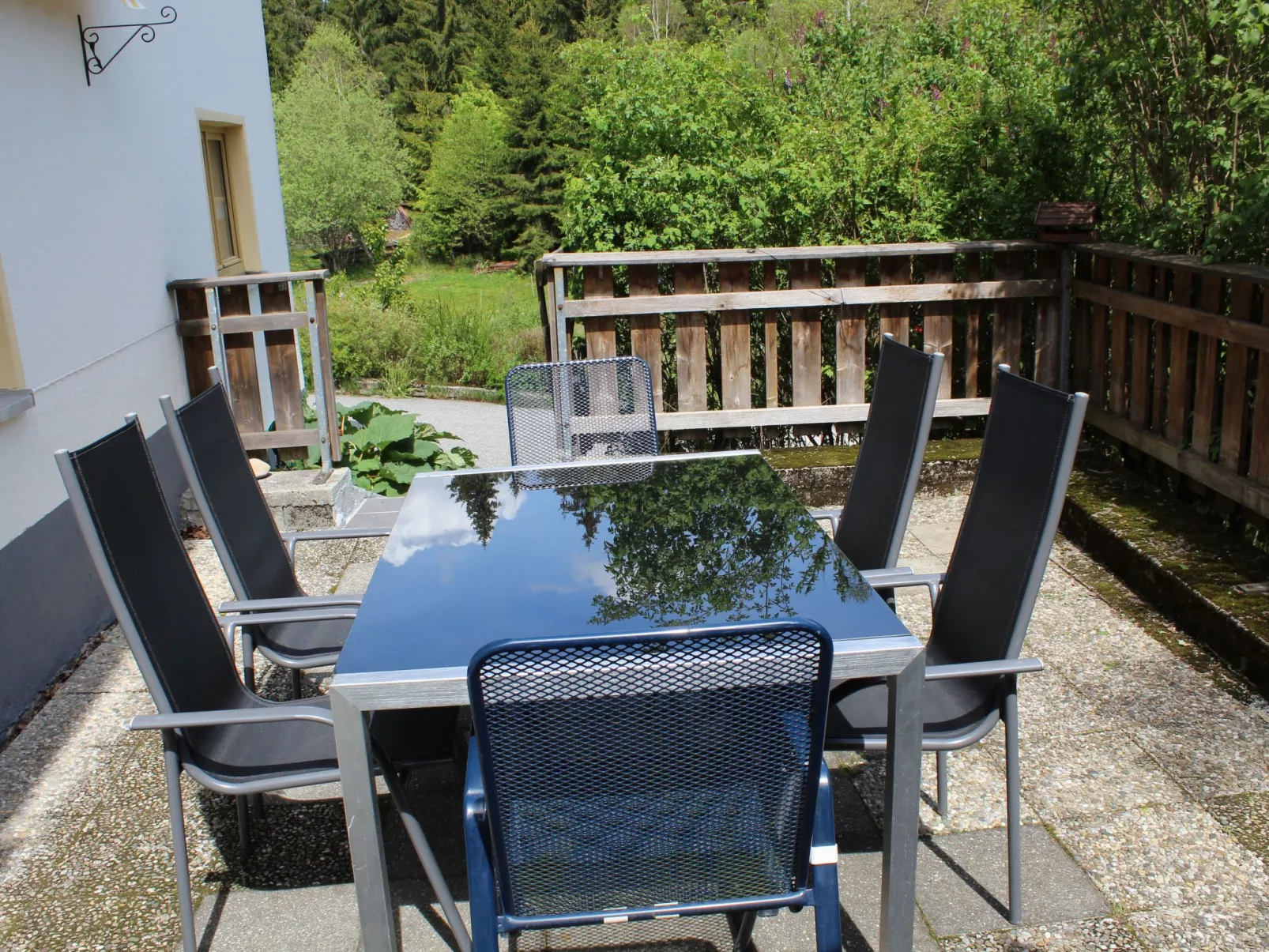 Mit Kaminofen, Fitnessraum und Sauna-Buiten