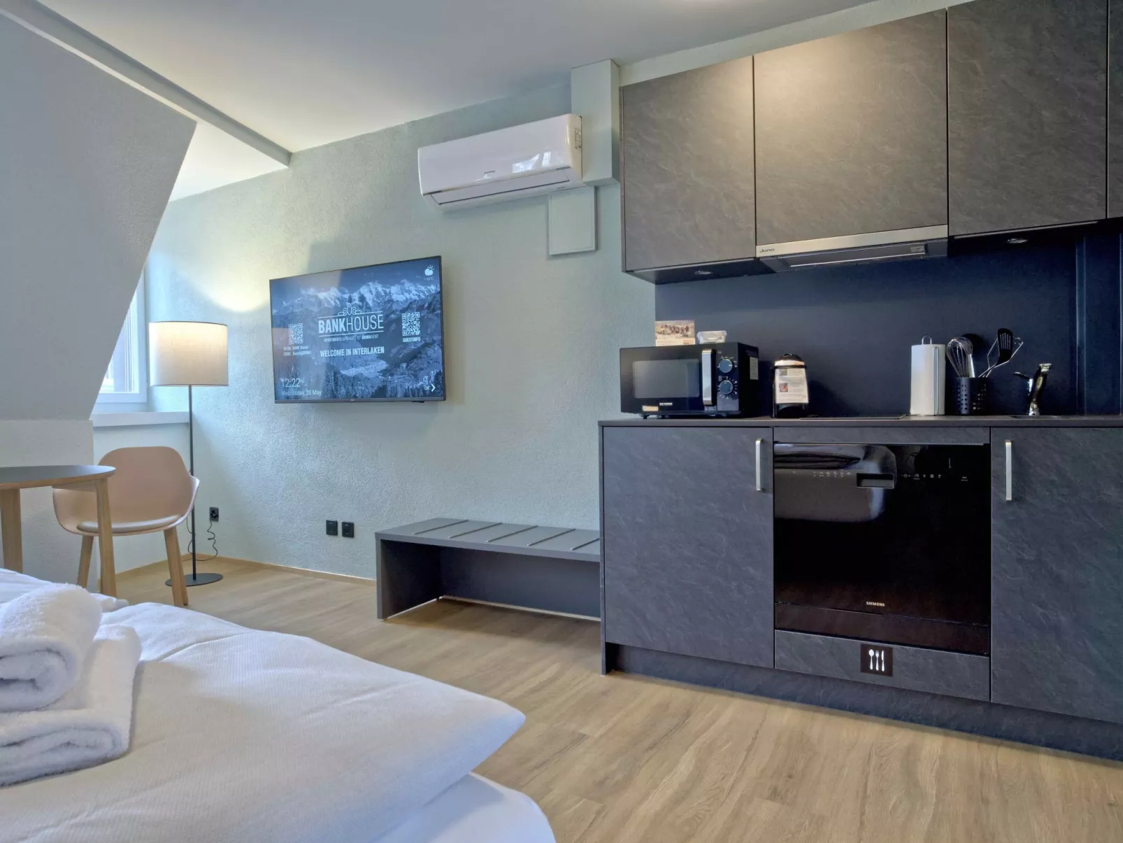 BankHouse StudioM405