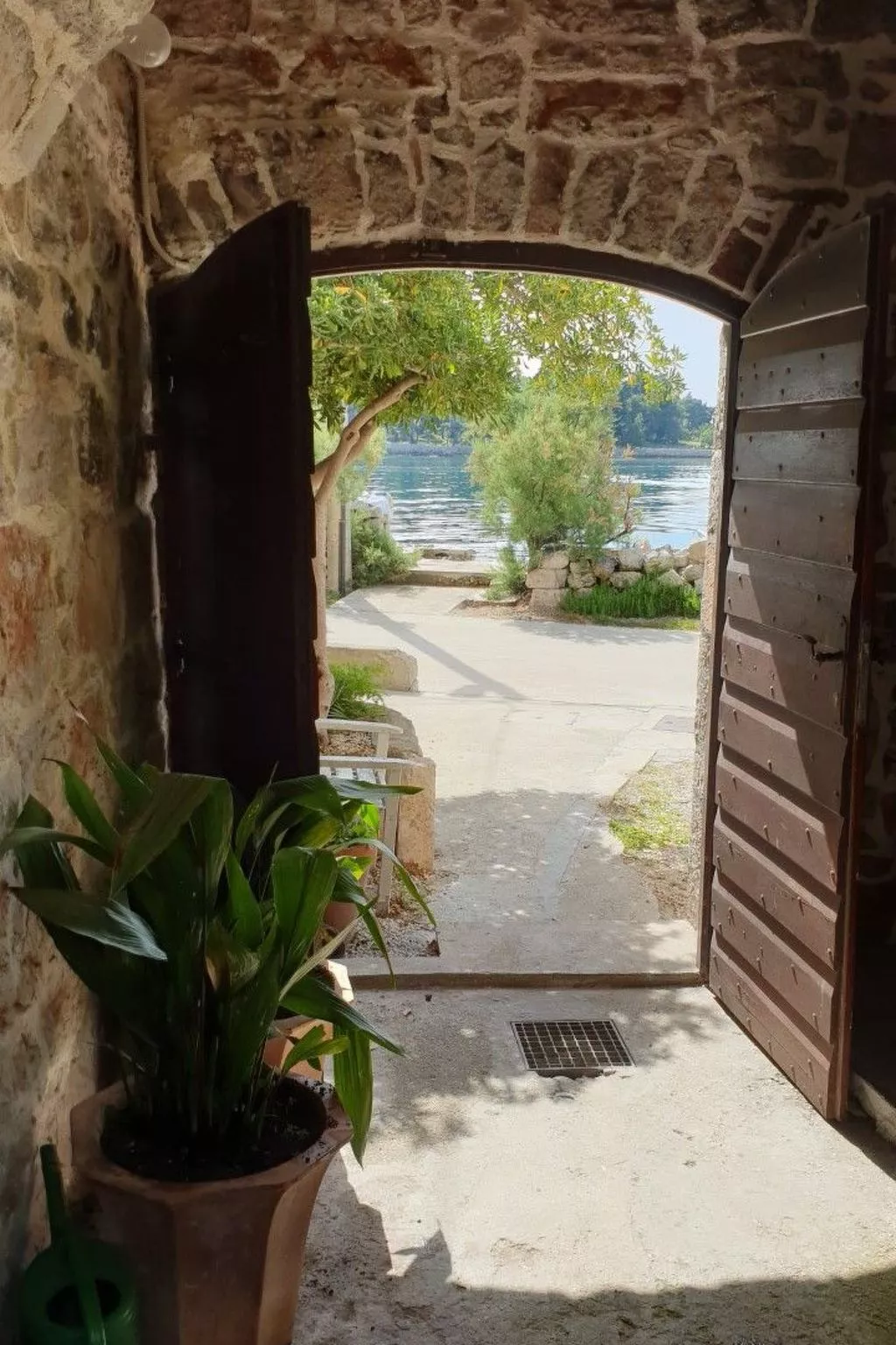 Steinhaus in Strandnähe mit Whirlpool-Buiten