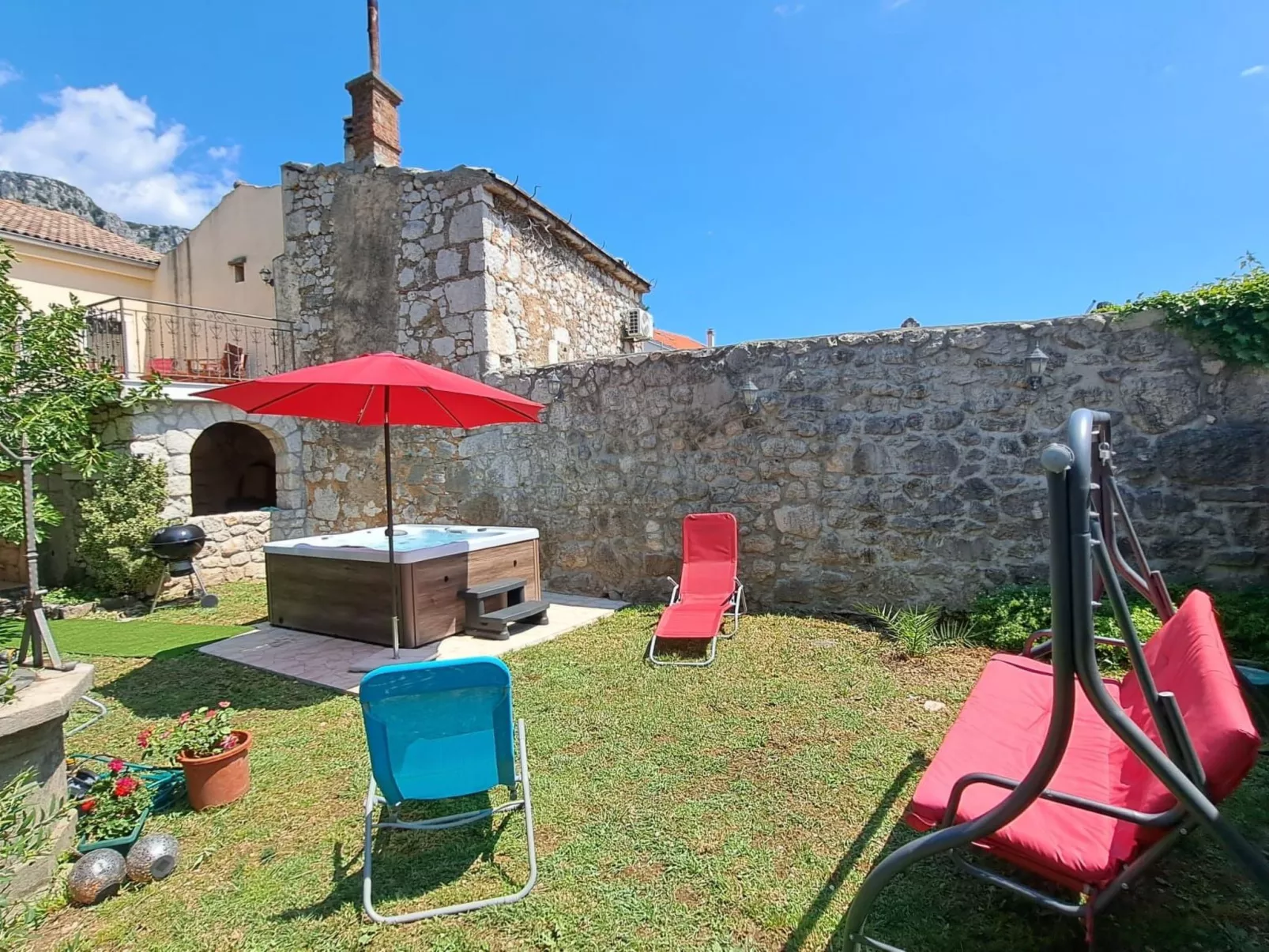 Geräumige Villa mit drei Schlafzimmern und einem ruhigen Garten-Image-tags.info