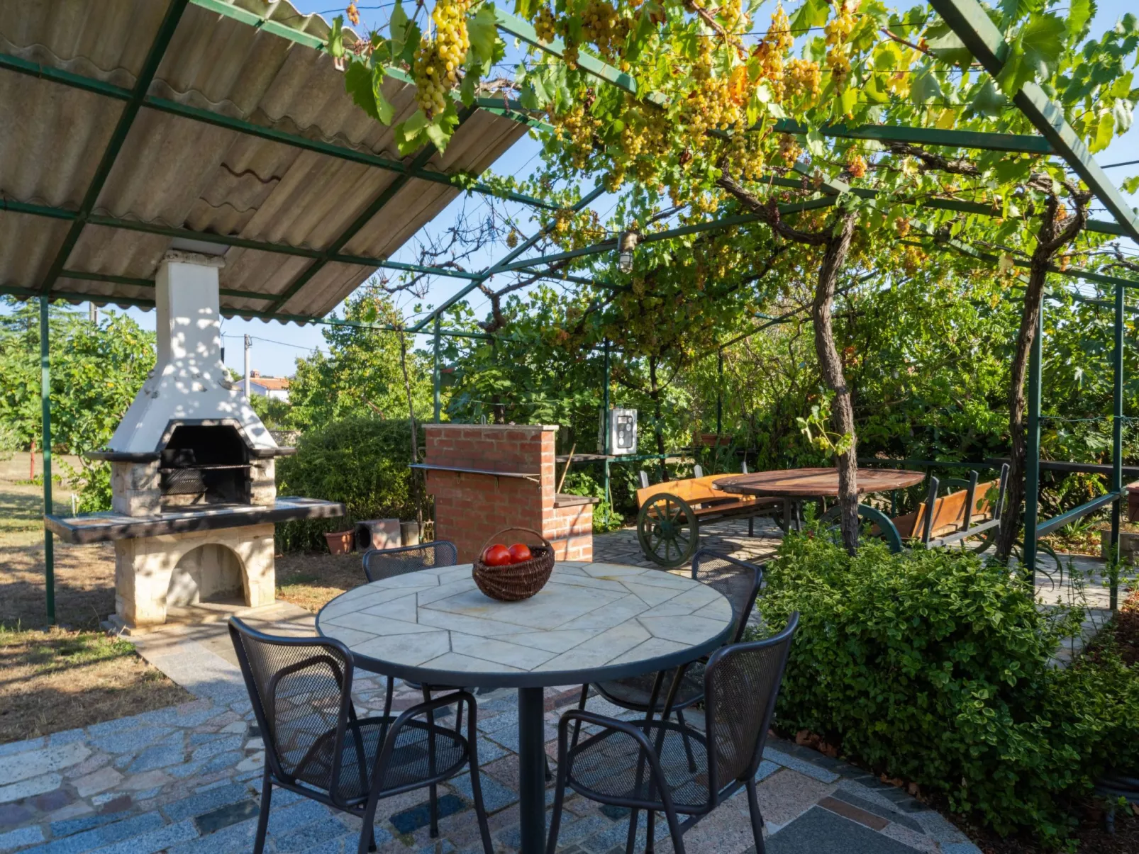 Attraktive Wohnung mit privatem Pool-Buiten