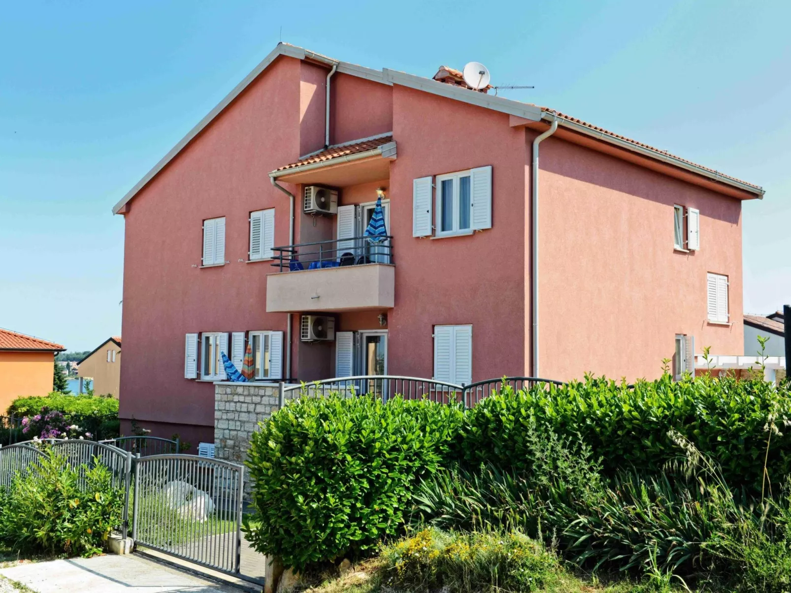 Pinta mit großem Garten-Buiten