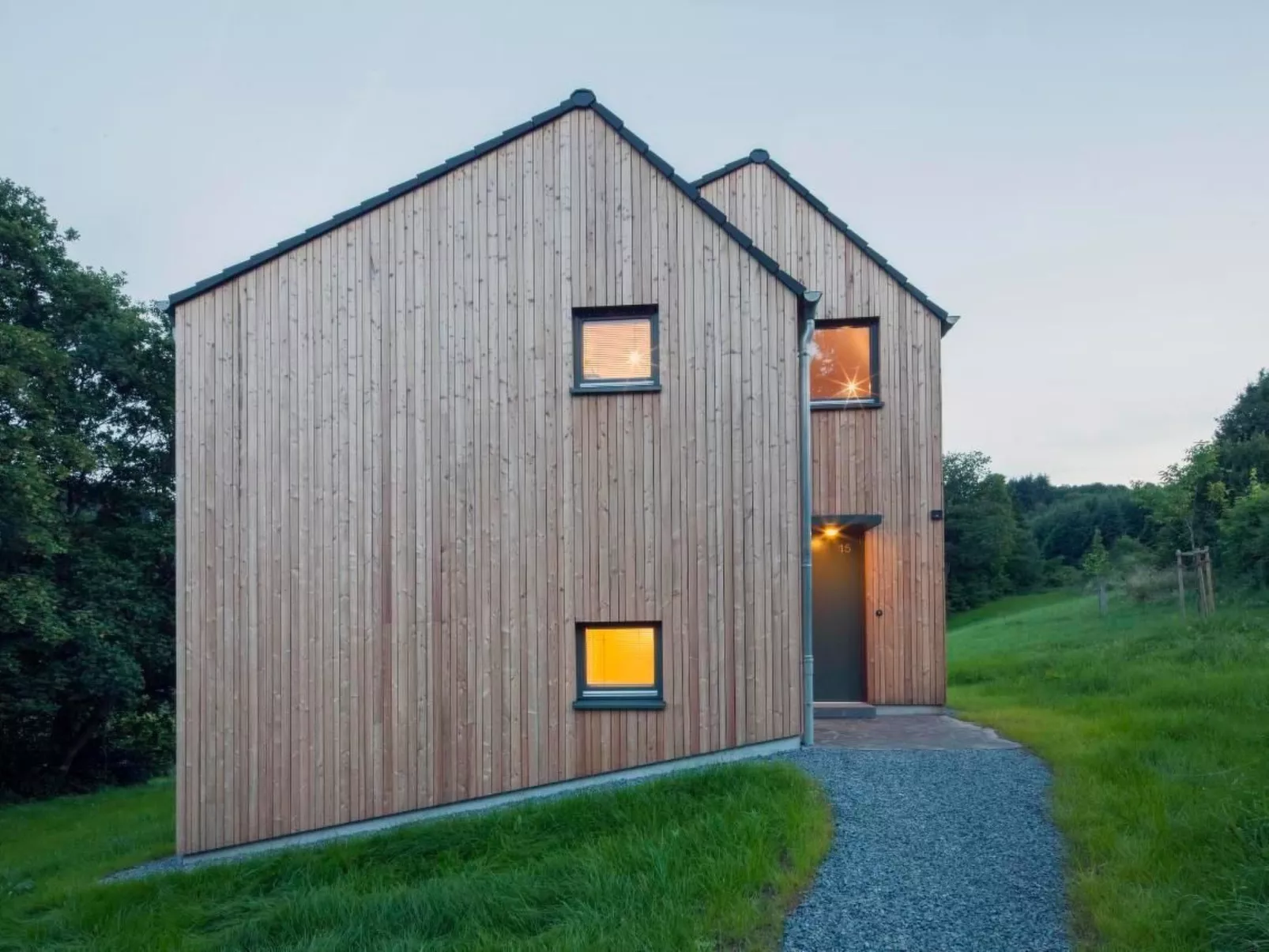 Moderner Holzhausneubau in der Eifel-Buiten
