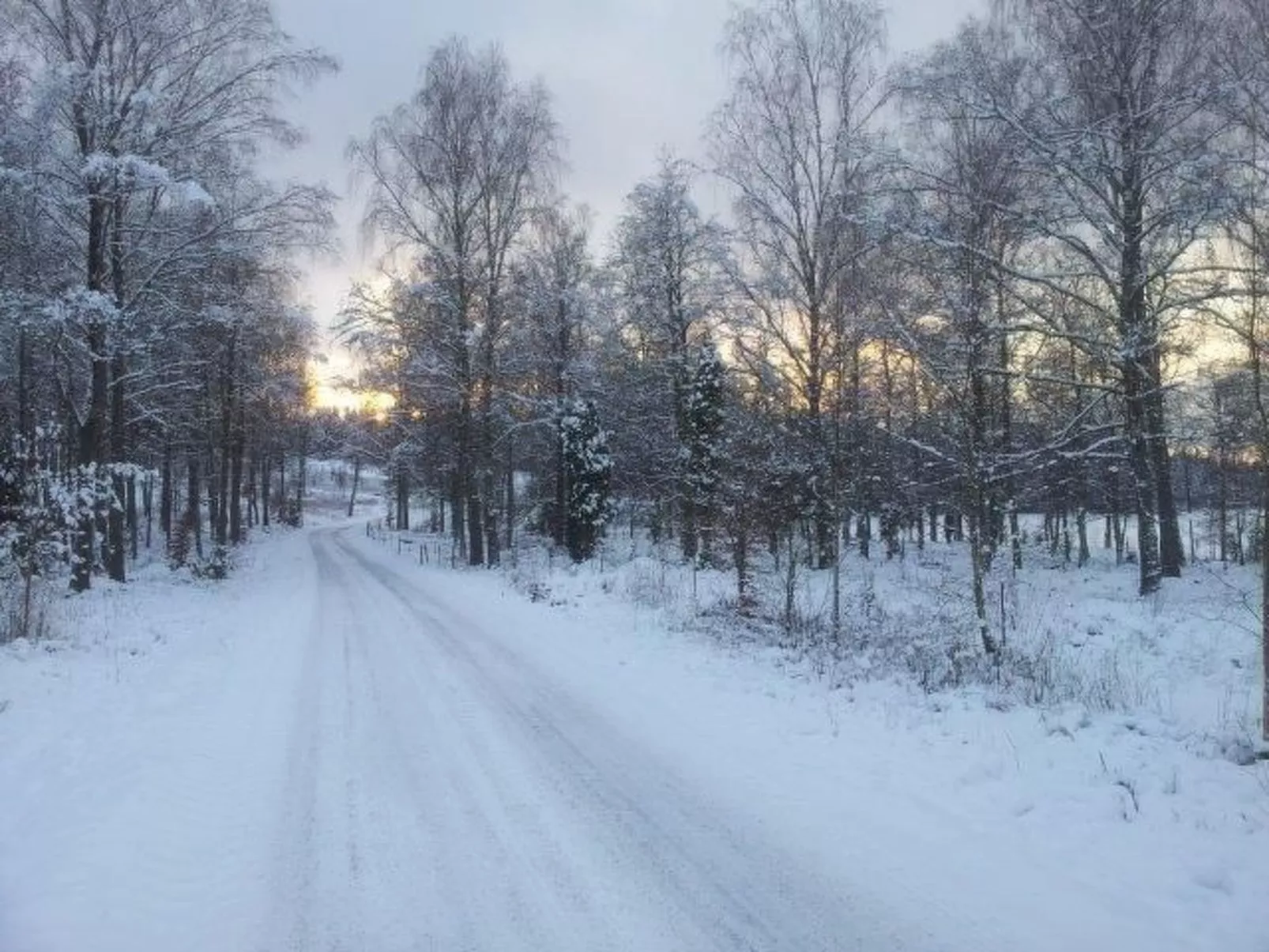 Modernes Haus mit hellem Dekor, mit Blick auf den See-Image-tags.info