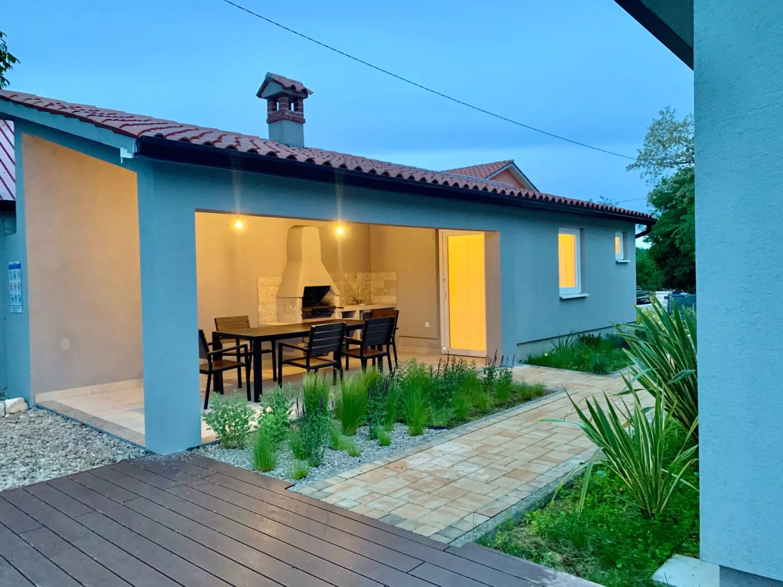 Charmante Villa mit gepflegtem Garten und beheiztem Pool-Buiten