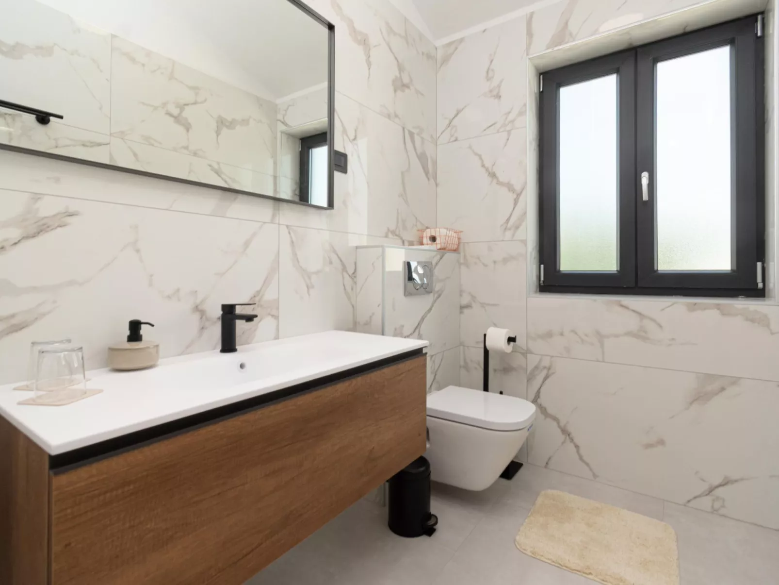 Modern 300m² Villa - King Beds and Leisure Zone-Binnen