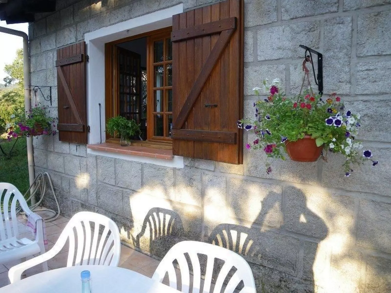 Wunderschönes Ferienhaus mit eigener Terrasse-Buiten