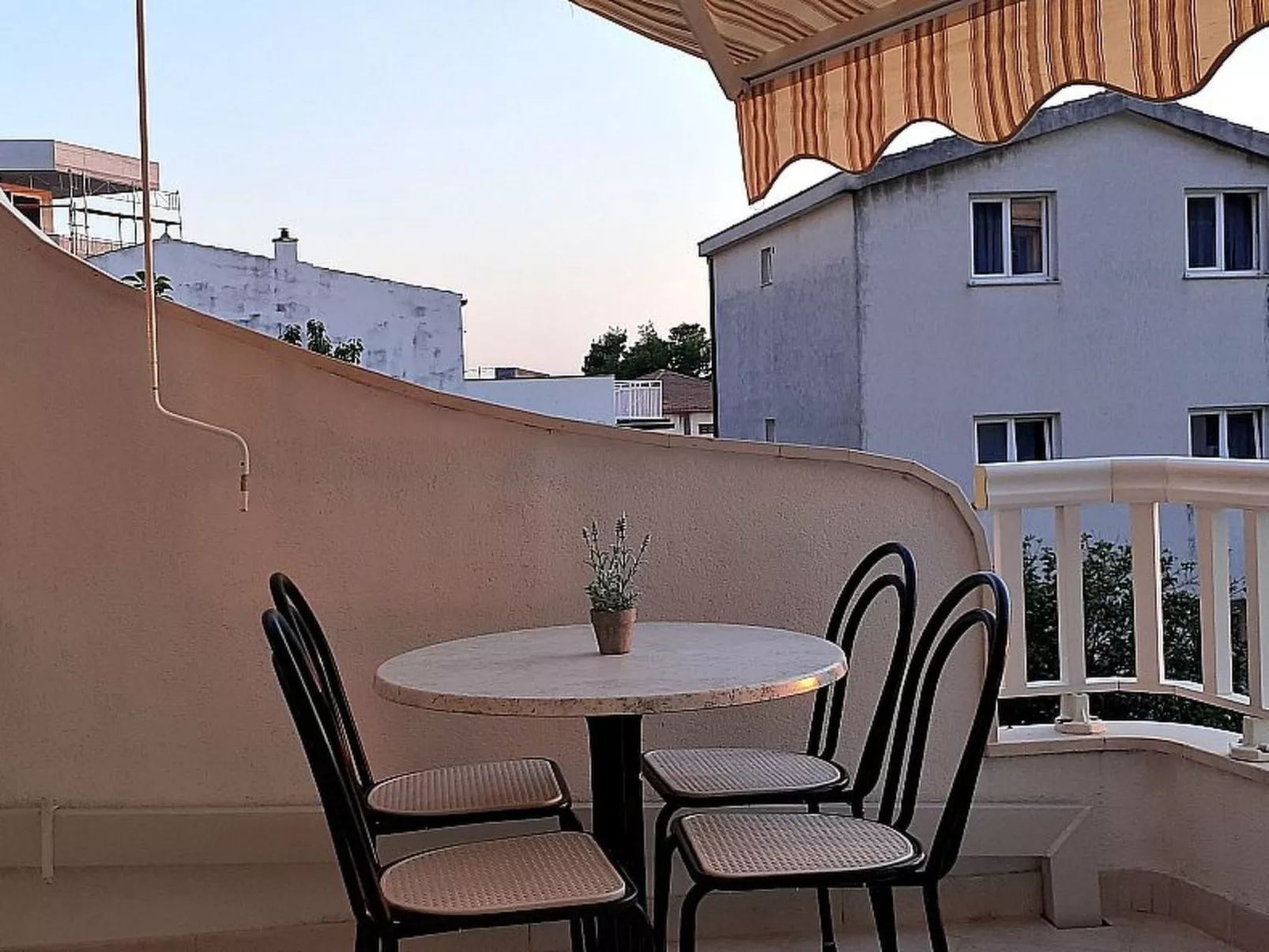 Wohnung mit Balkon und Meerblick in Strandnähe-Binnen