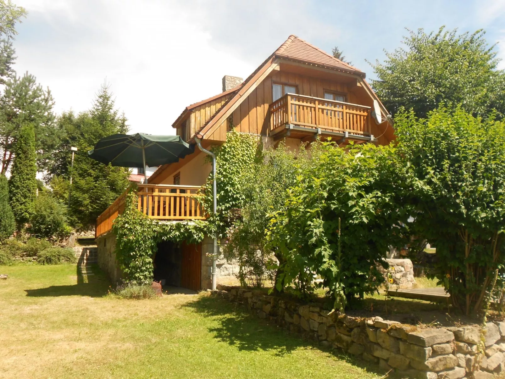 Haus in Kovárov mit Terrasse, Grill und Garten-Buiten