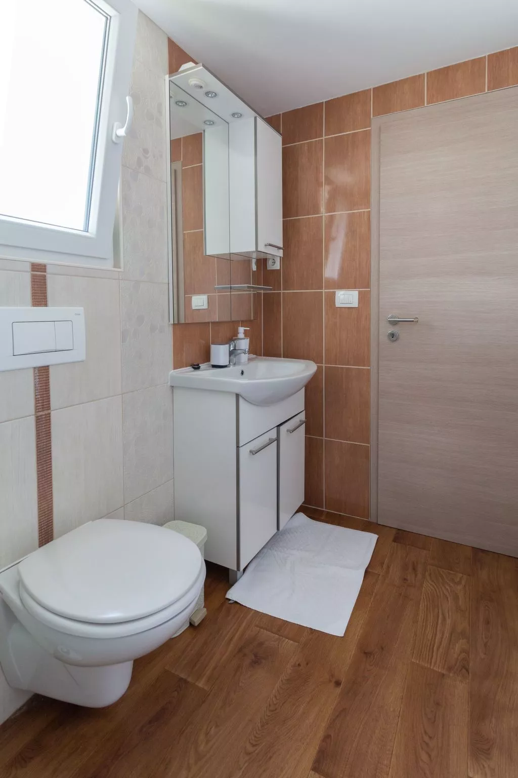 Mobilheim mit Privatparkplatz-Binnen