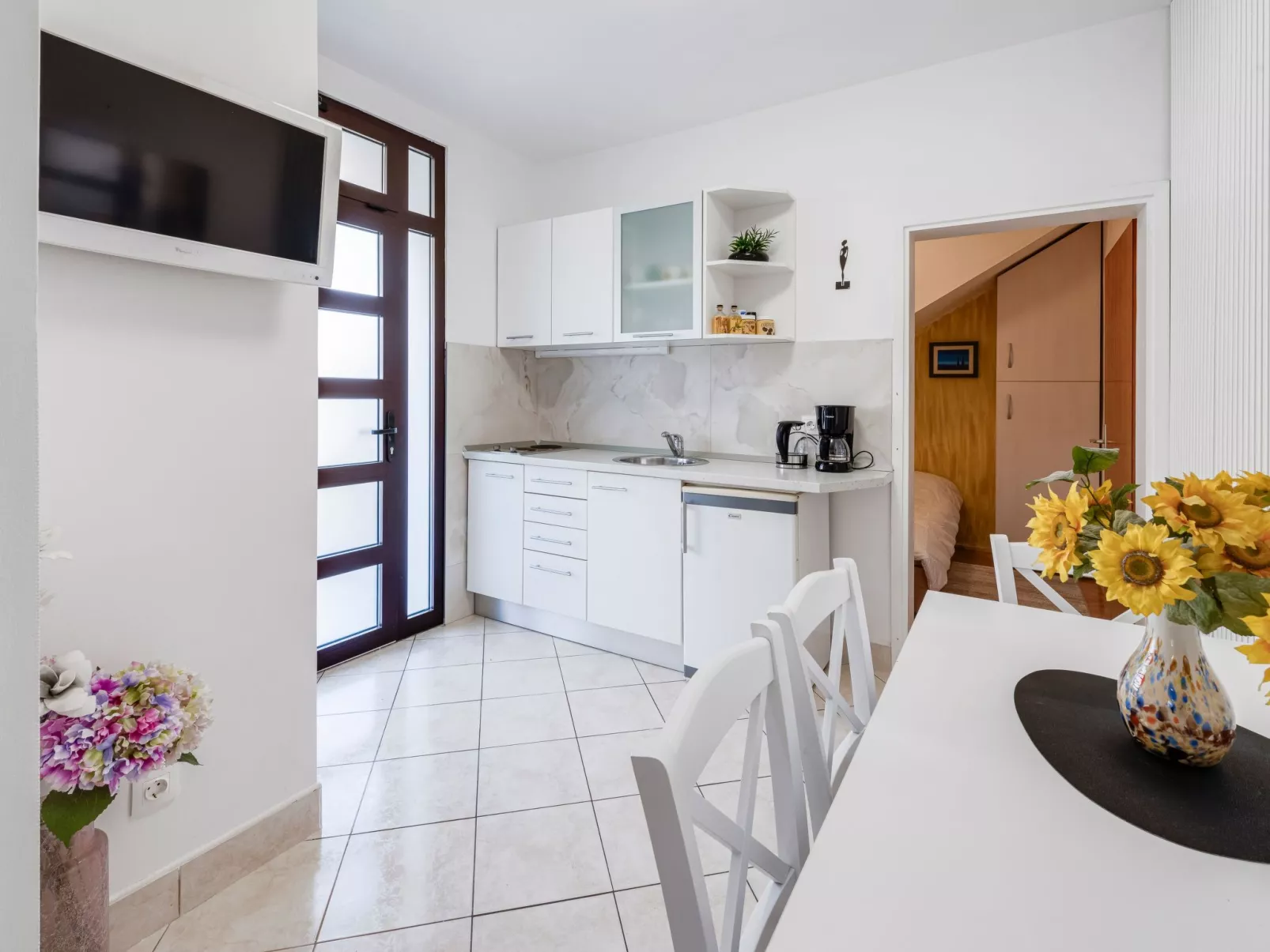 Ivona mit Terrasse und Außendusche-Binnen