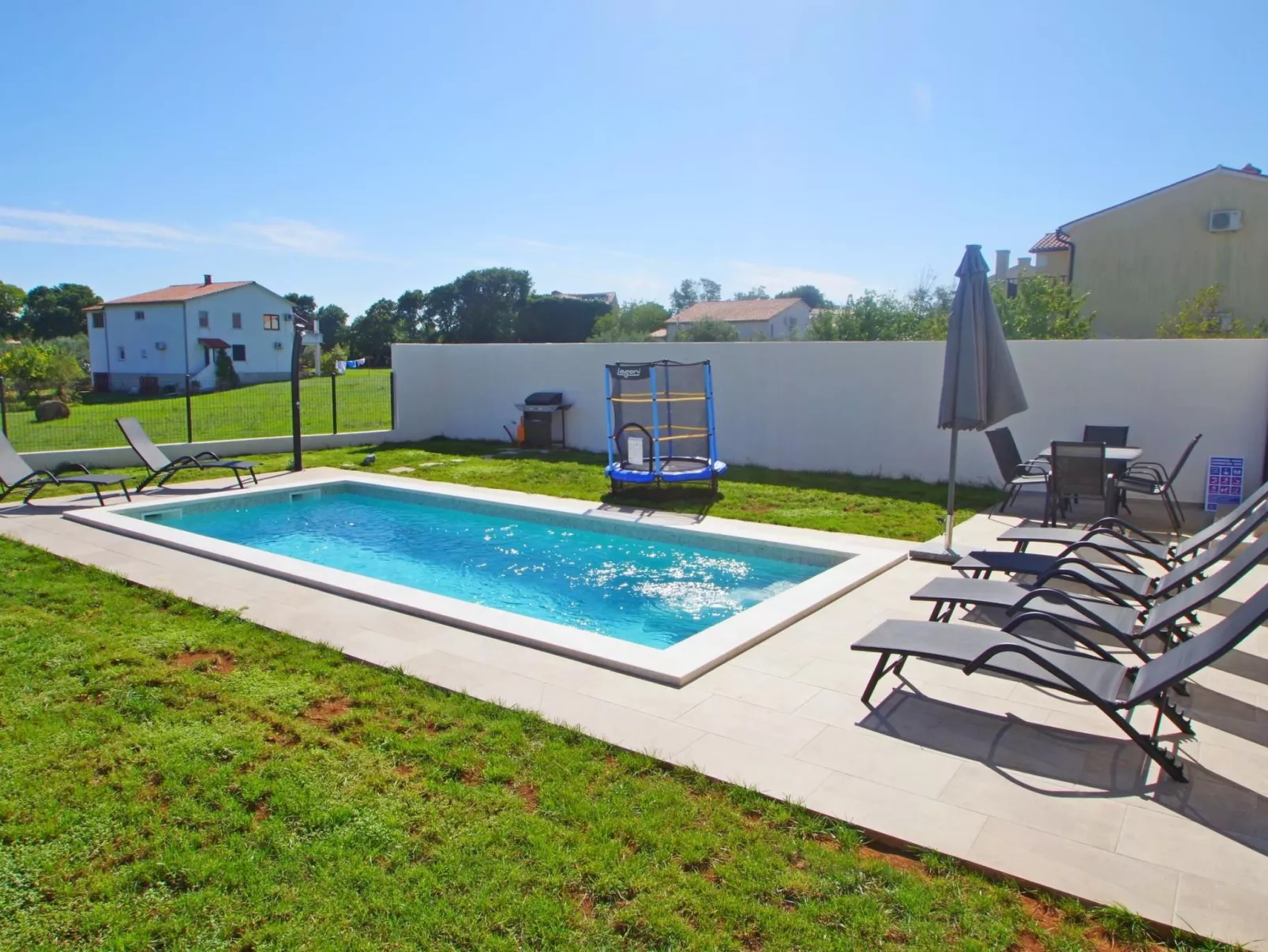 Mit privatem Pool, Dorf Šišan-Buiten