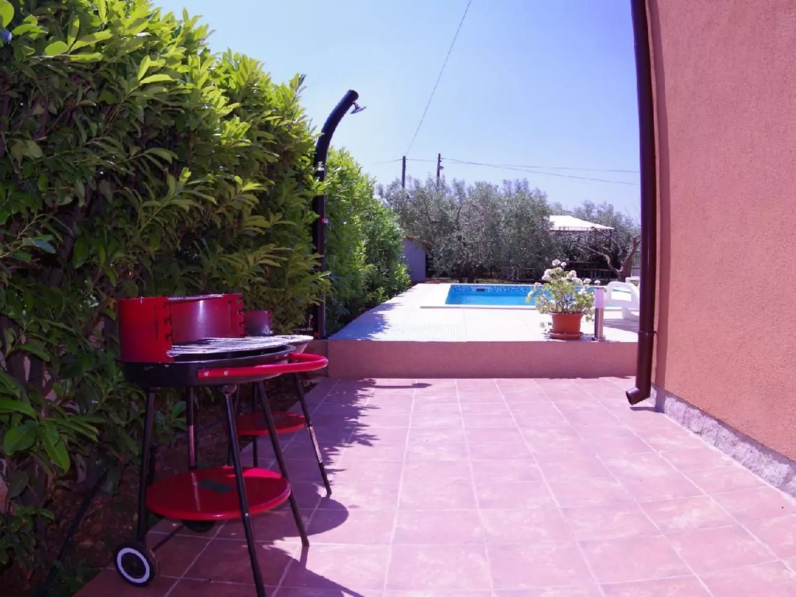 Mit privatem Pool und Garten-Image-tags.info