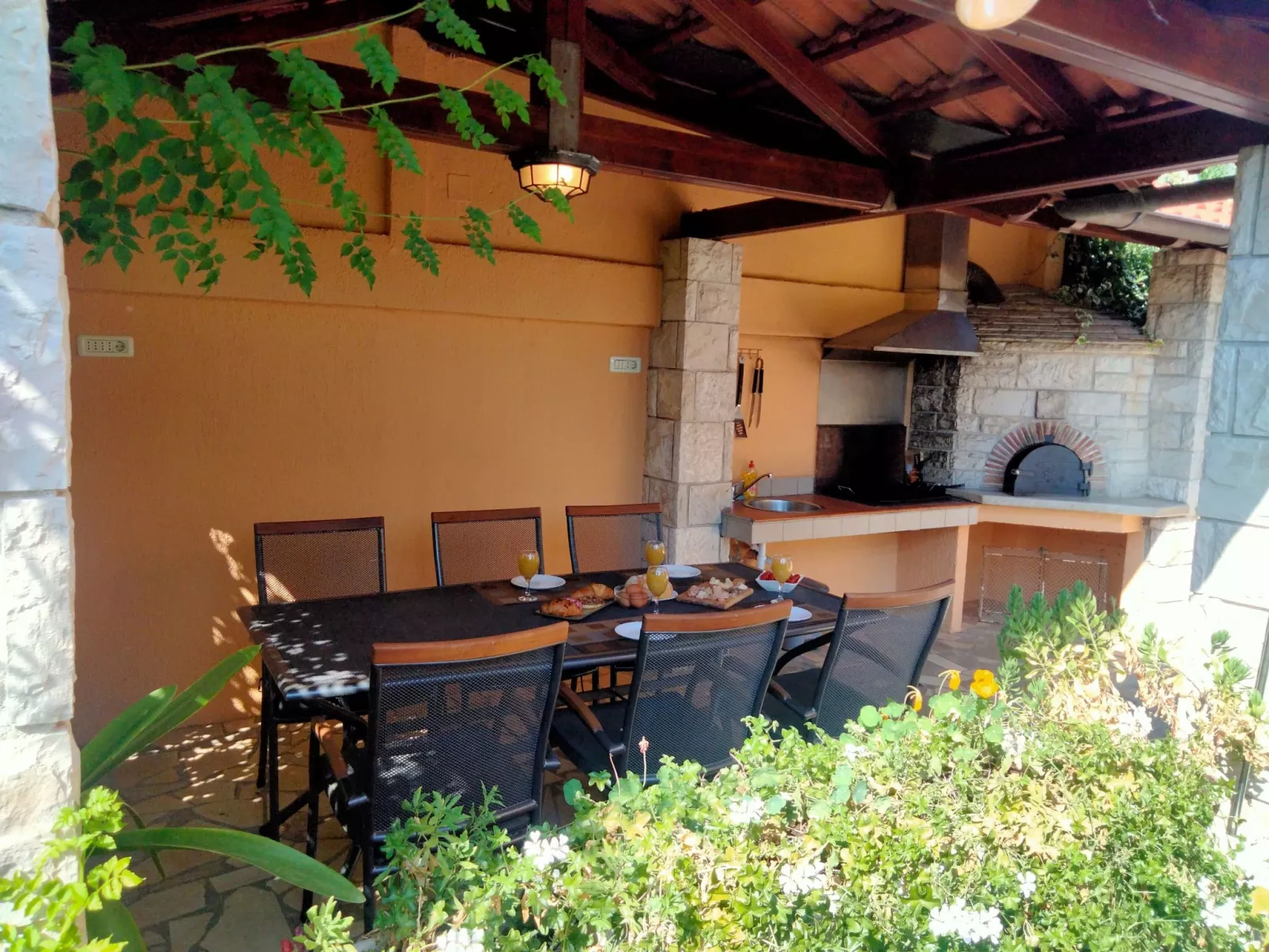 Elegantes Familienappartement mit privatem Pool-Buiten