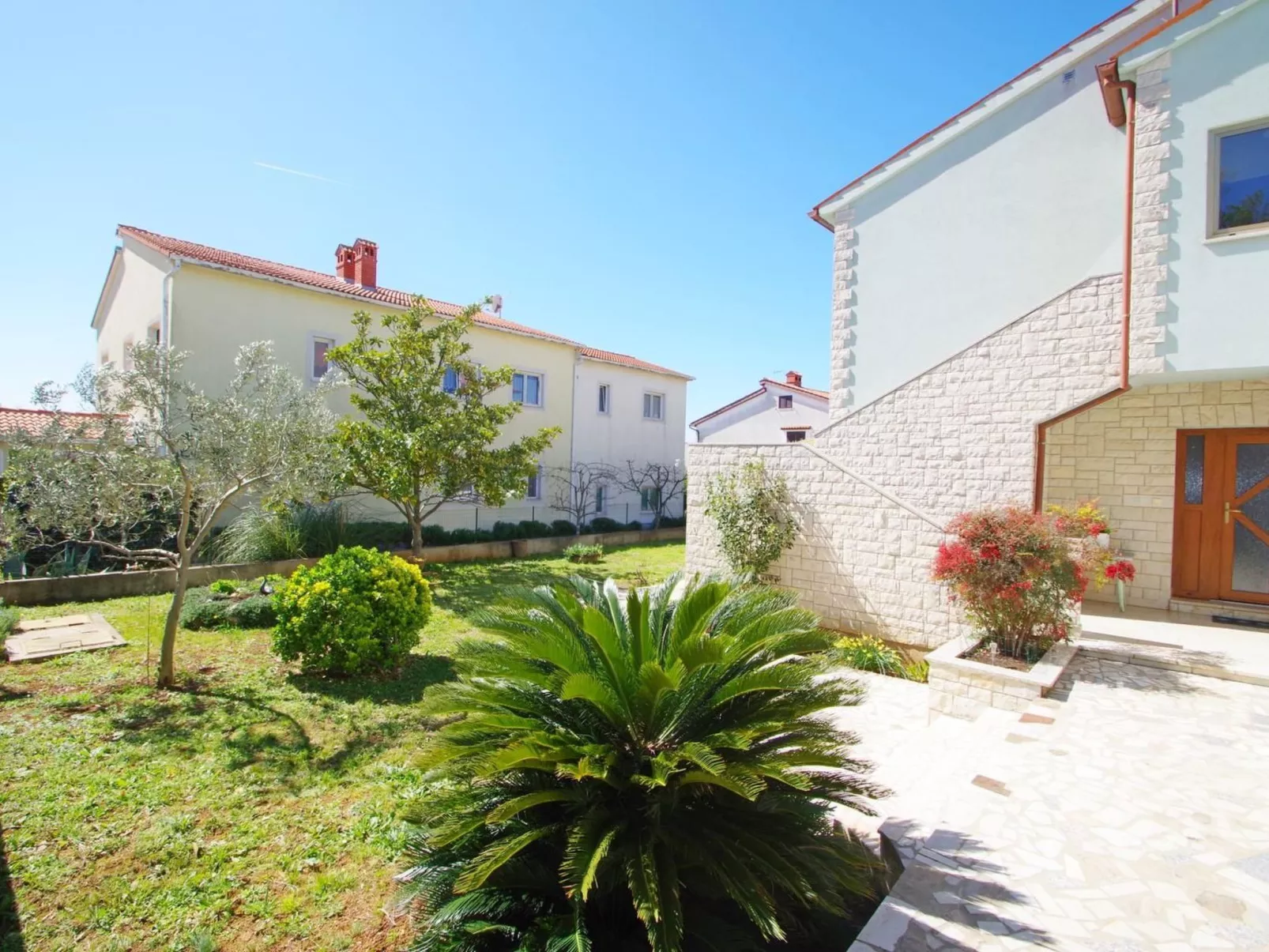 Geräumige Wohnung mit schöner Terrasse und Garten-Image-tags.info