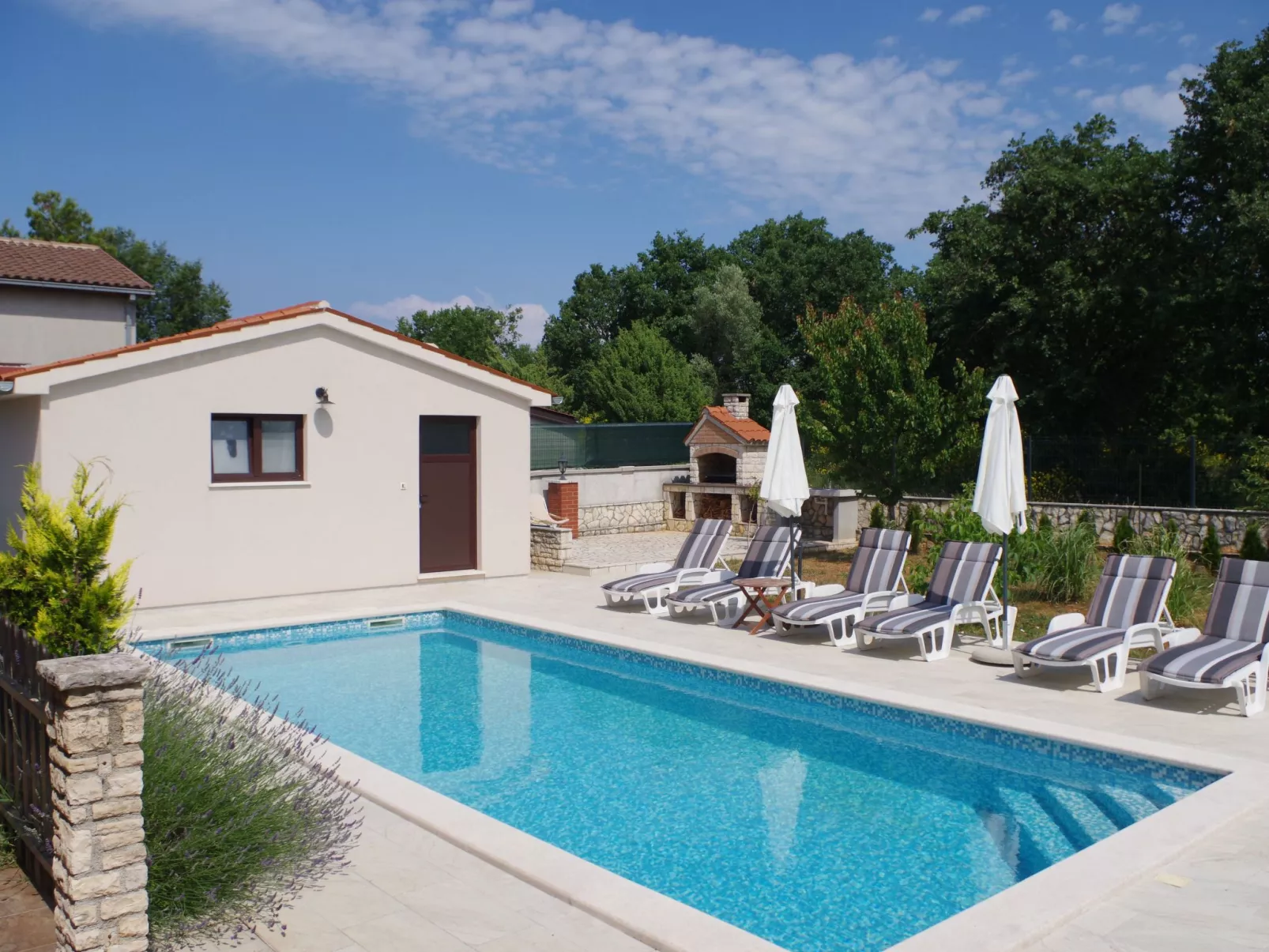 Geräumiges Ferienhaus mit 4 Schlafzimmern und privatem Pool-Buiten