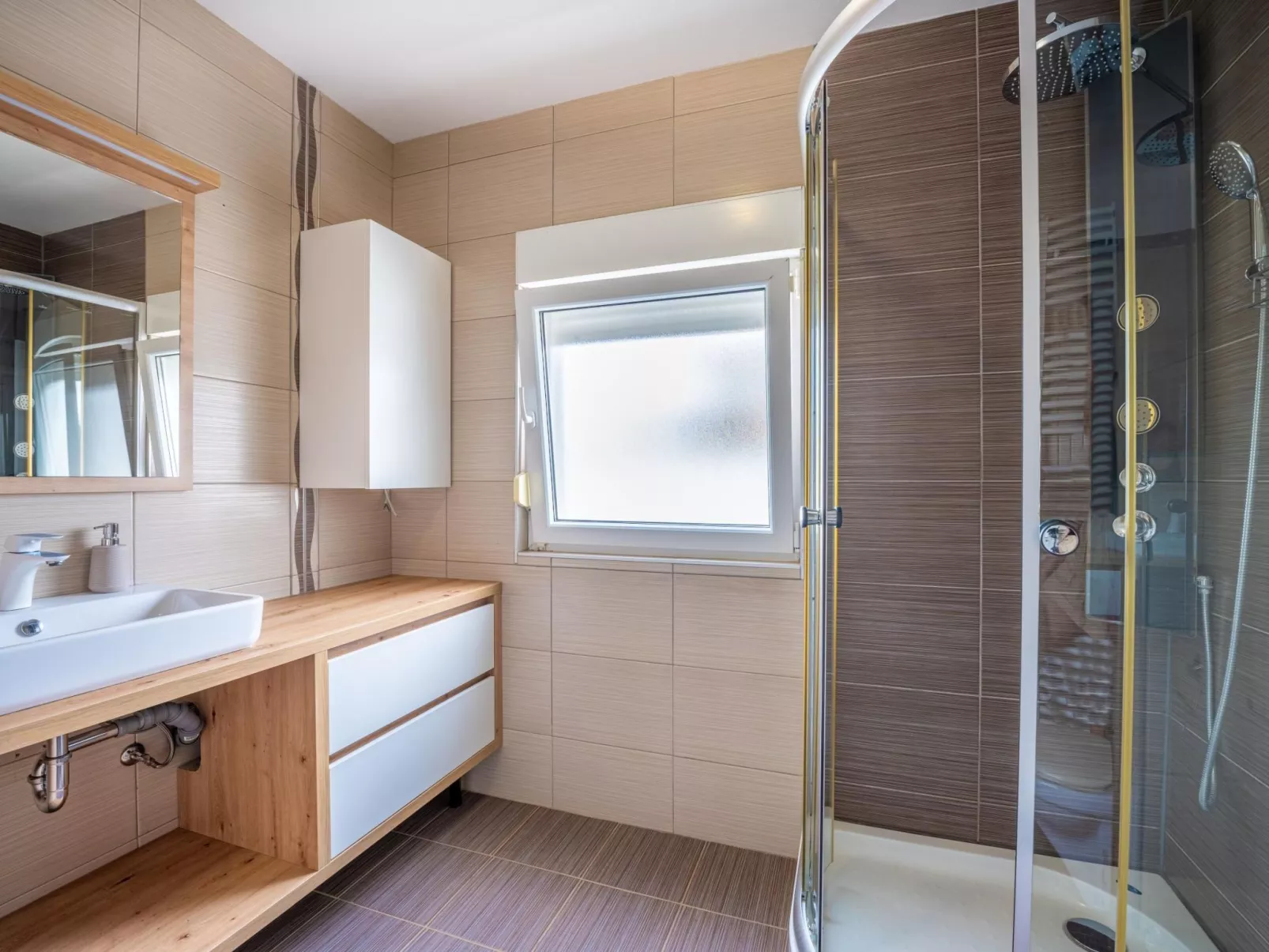 4 Schlafzimmer, 3 Badezimmer, Küche, Wohnzimmer, privater Pool, Grill-Image-tags.info