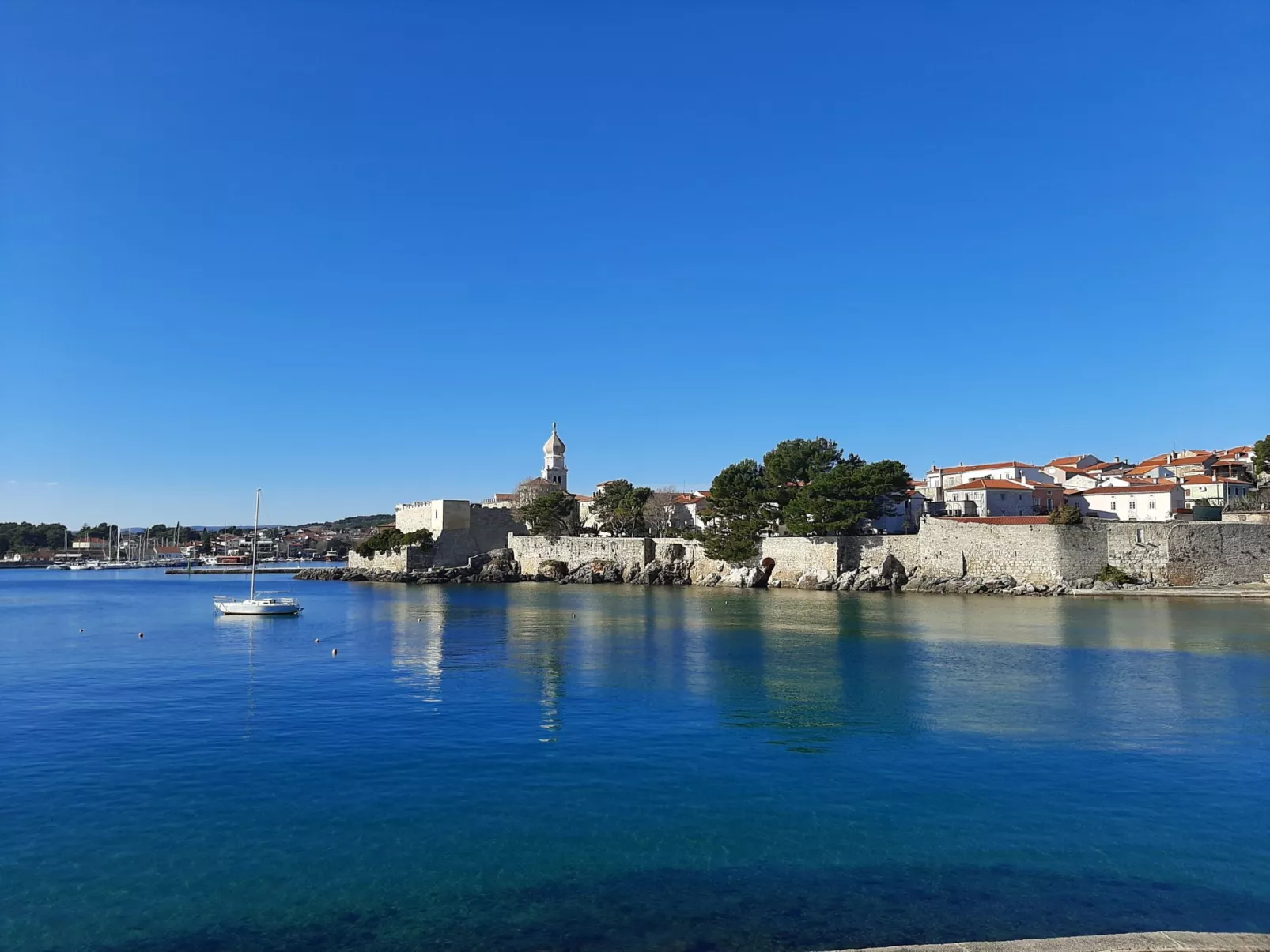 Apartment mit einem kleinen Wohn- und Essbereich und Schlafzimmer-Buiten