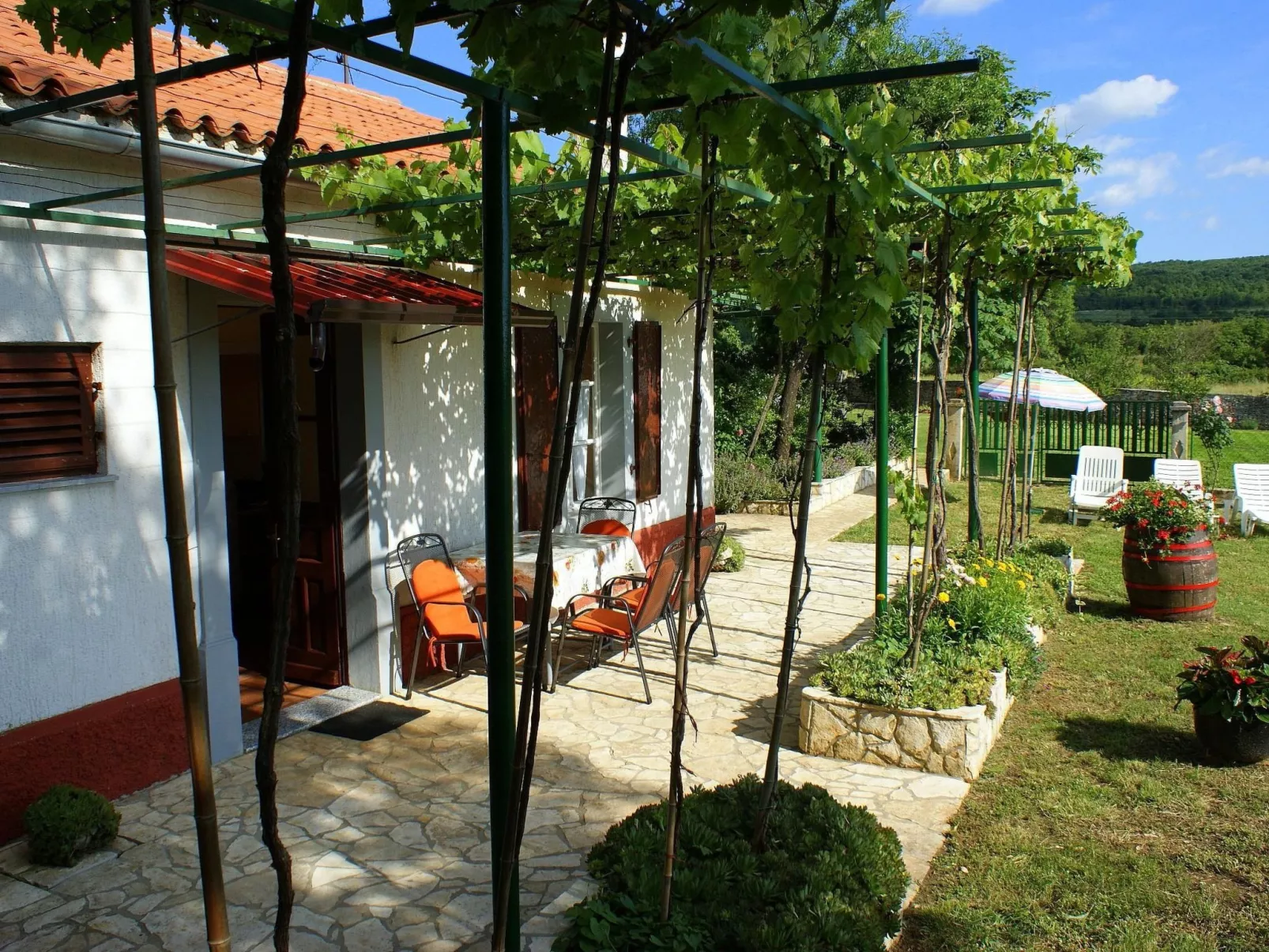 Freistehendes Haus Violeta mit weitläufigen Garten-Buiten