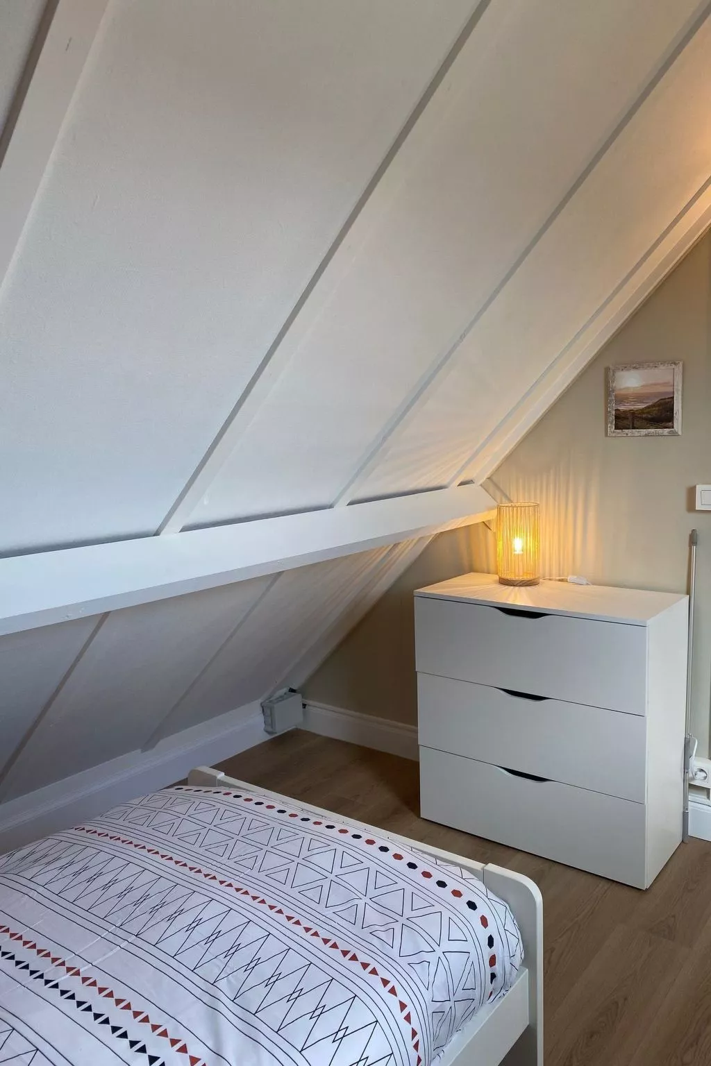 Zonnewind in der Nähe von Dünen und Wald-Binnen