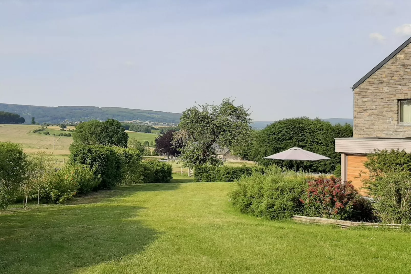 Le Vieux Chene-Buitenkant zomer