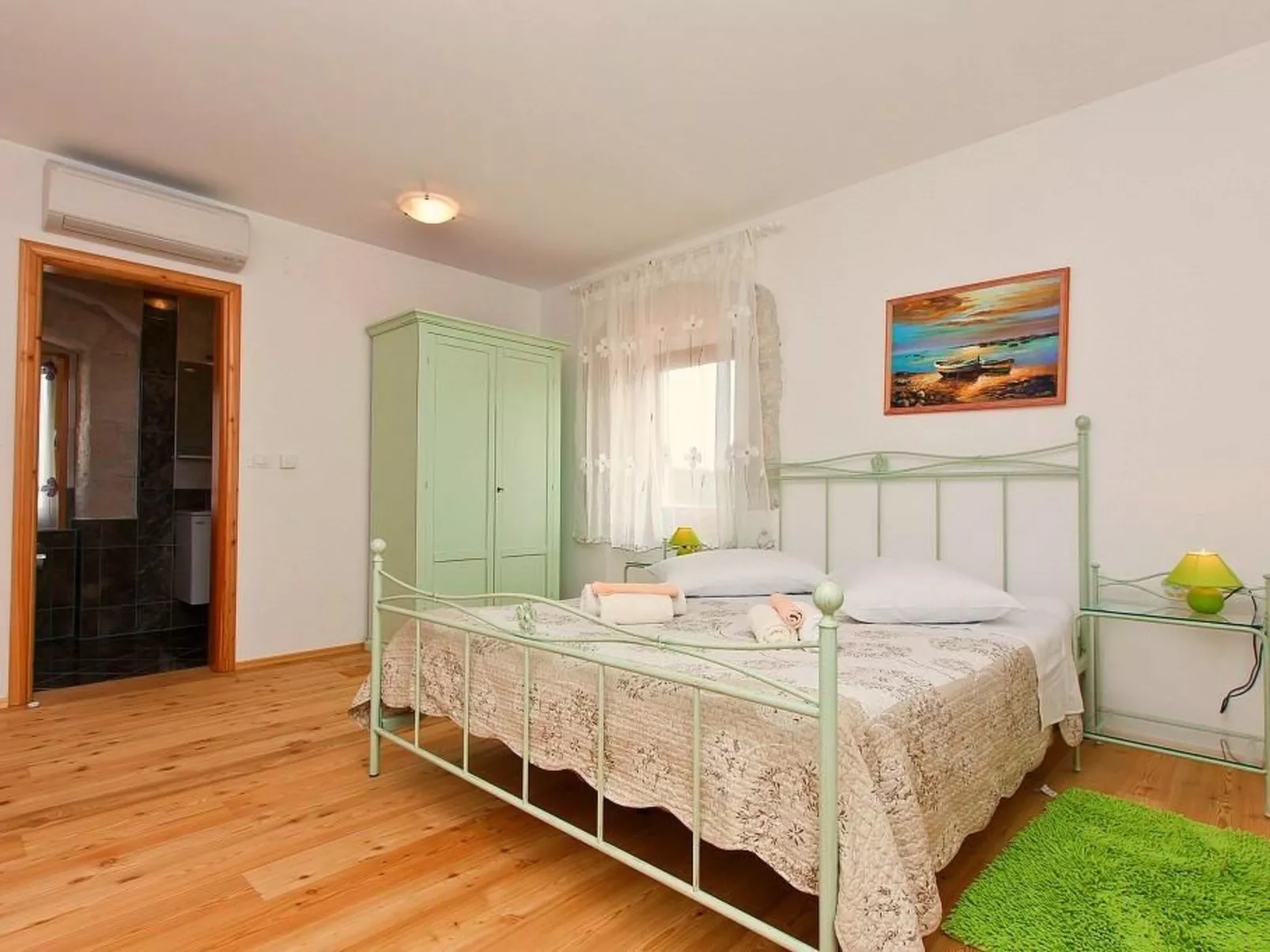 Gemütliches Ferienhaus in Peresiji mit Grill und Terrasse-Binnen