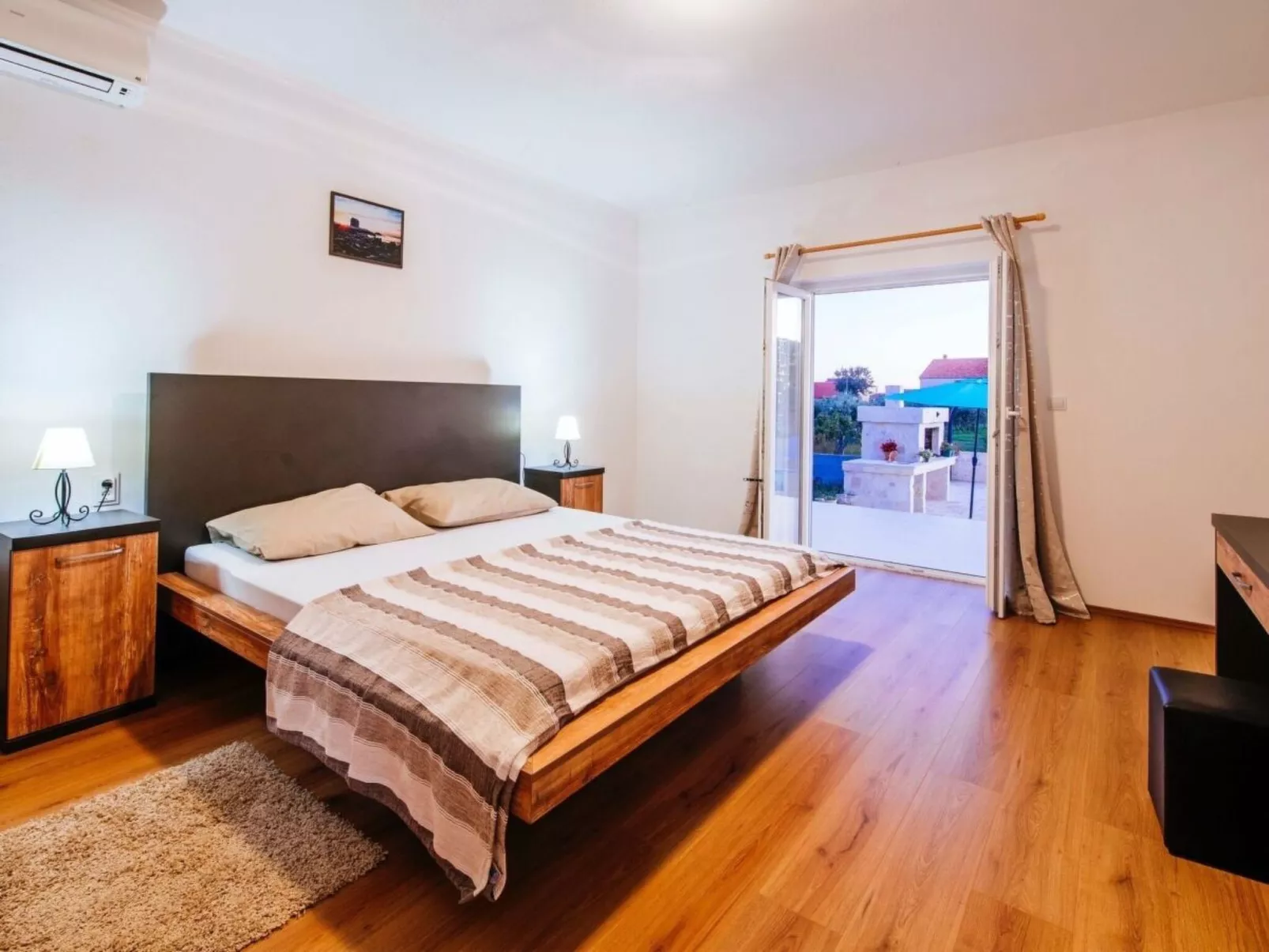 Ana Dreams - von TA Leut Agency-Binnen