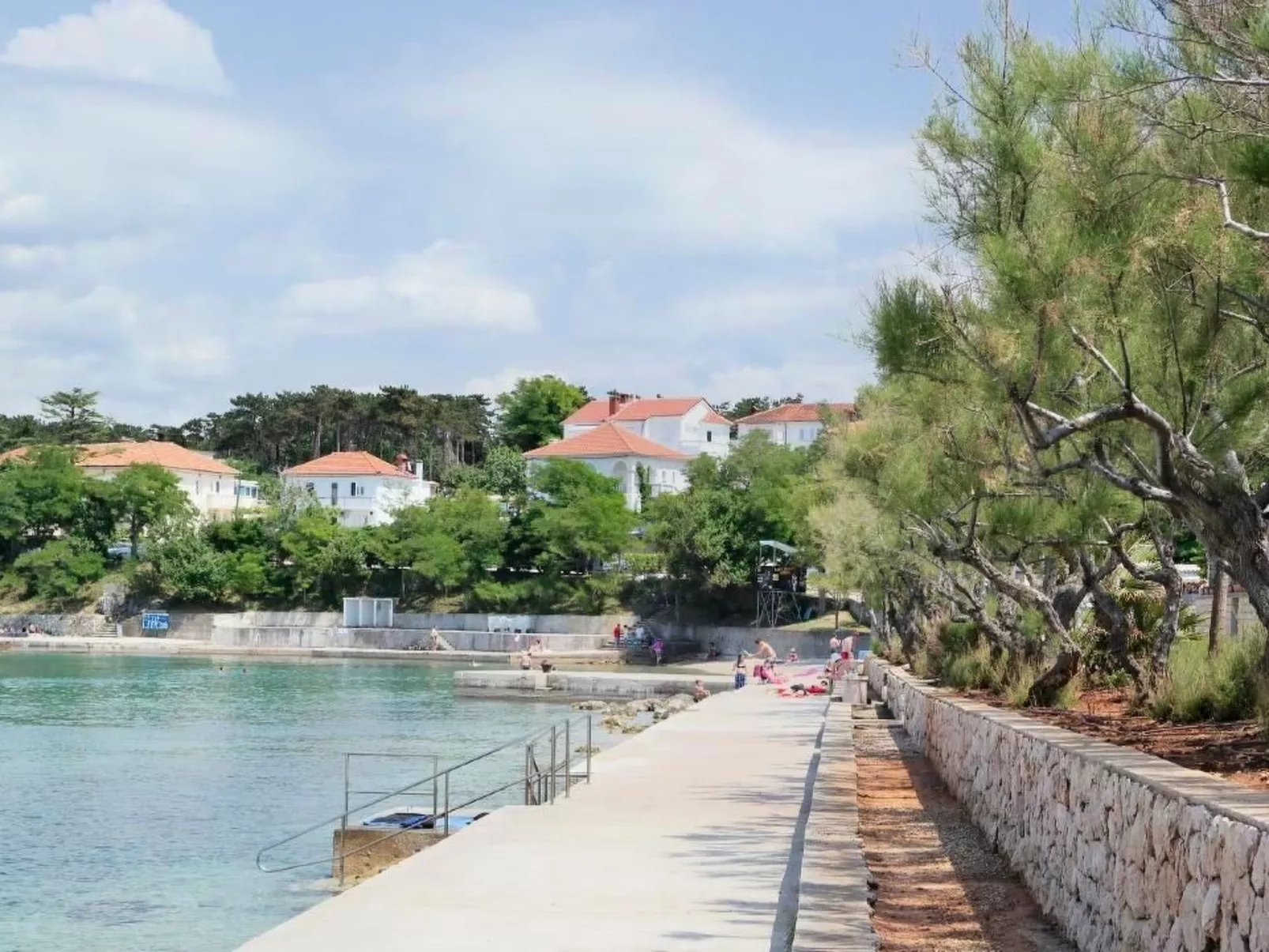 In Šilo mit Gemeinschaftspool-Buiten