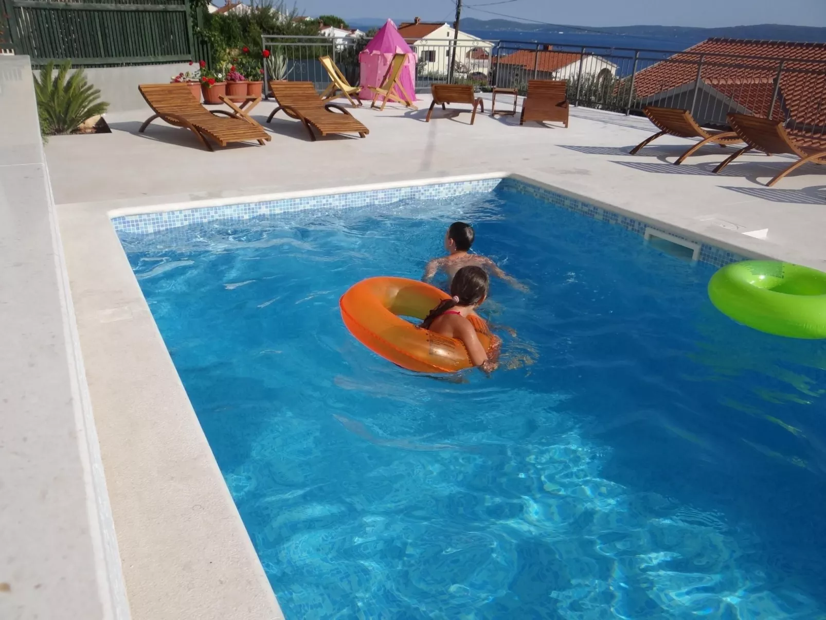 Beheiztes Schwimmbad, schattige Terrasse mit Meerblick-Image-tags.info