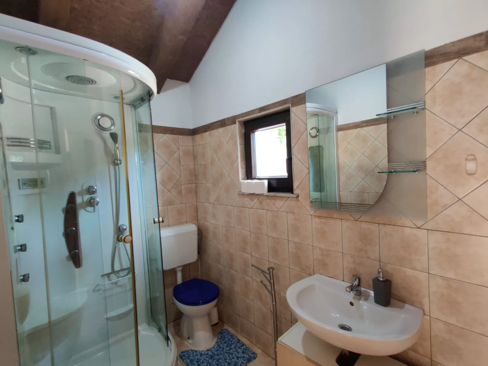 Haus mit Pool-Binnen