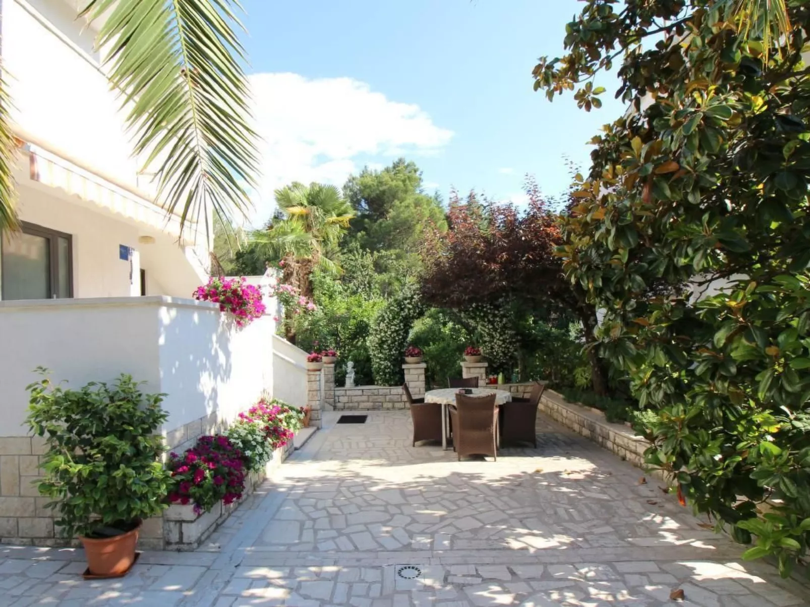 Sabina B4-Image-tags.info