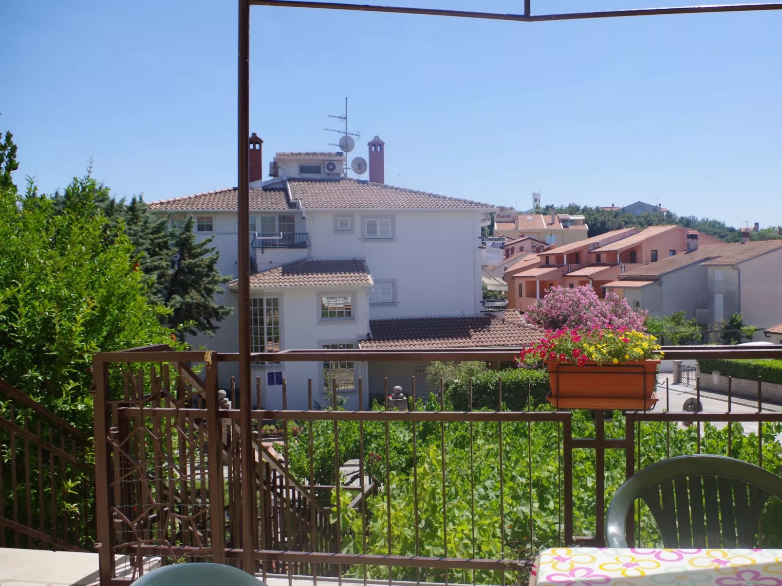 Schönes Apartment in Pješčana Uvala, Strand in der Nähe-Buiten