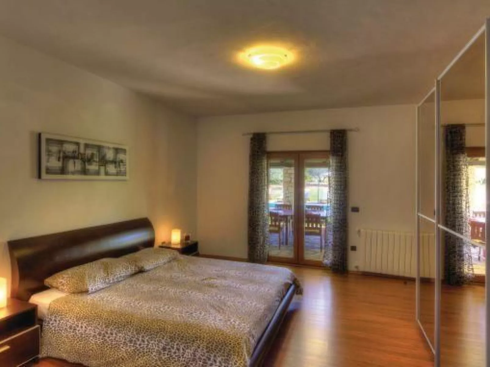 Luxuriöse Villa mit riesigem Olivenbaum-Garten, Sonnenterrasse, großem Pool und-Binnen