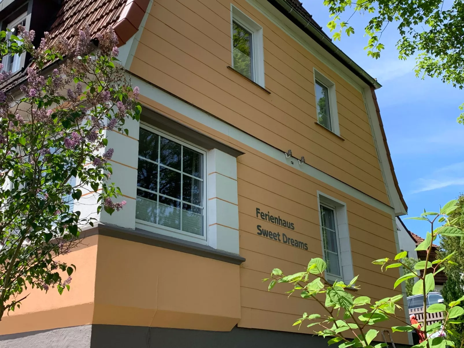 Modernes, gemütliches Ferienhaus mit Terrasse und Garten - Buiten