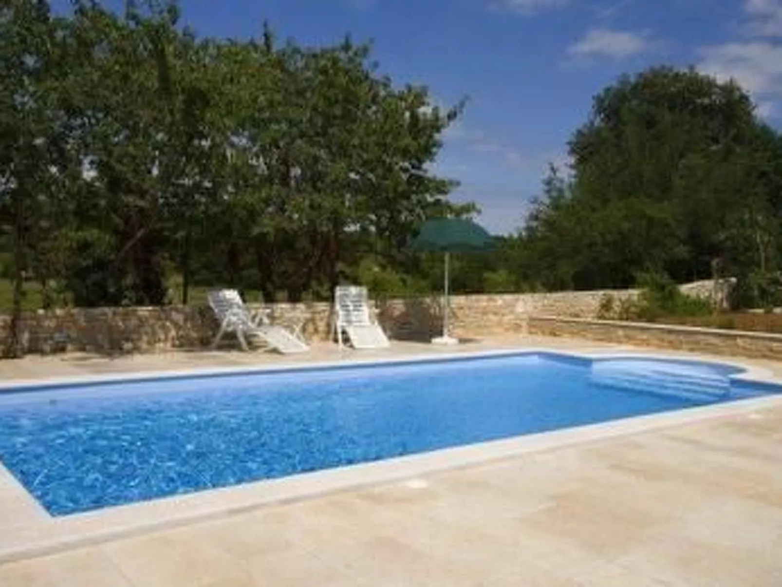 In Paradiž mit Barbecue-Buiten