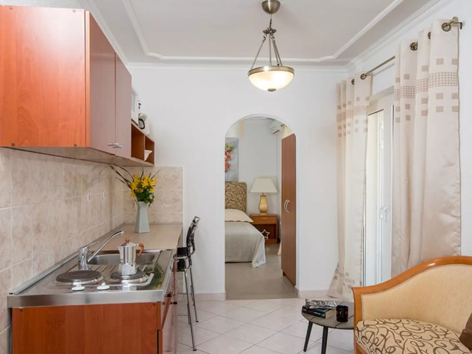 Mélanie C im ersten Stock einer Villa am Strand - Binnen