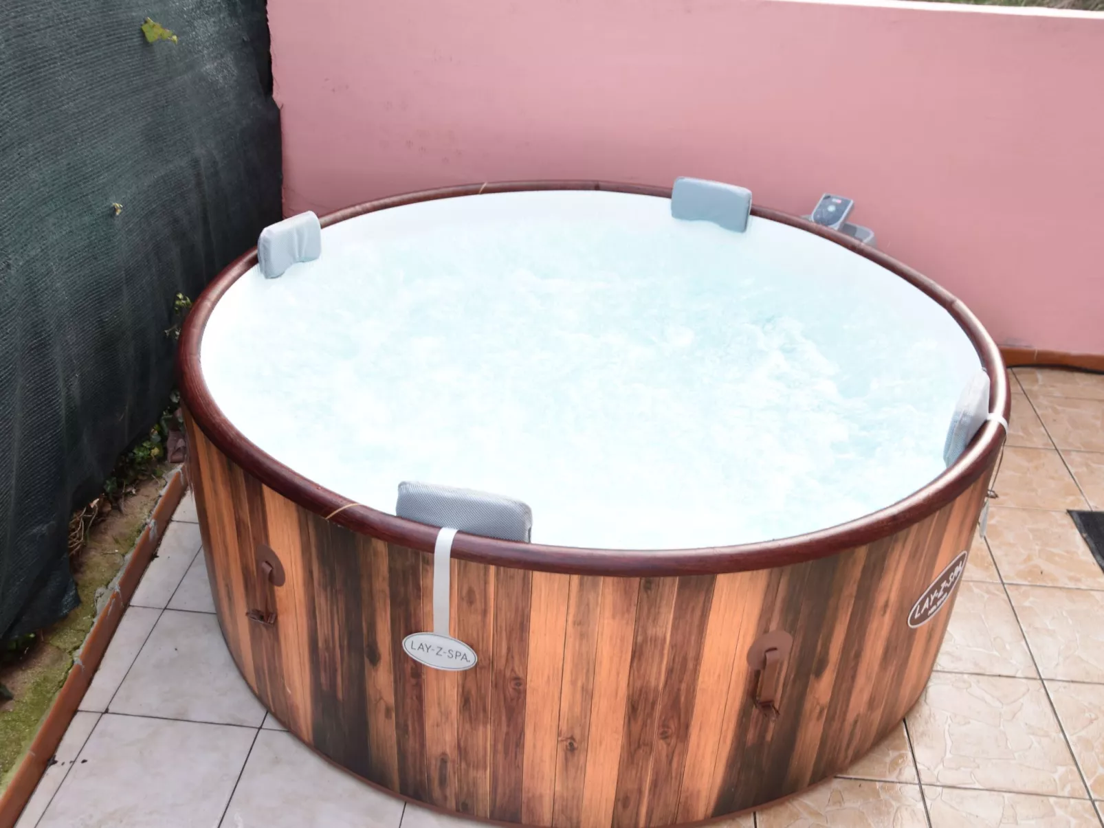 Ruhiges Ferienhaus mit Balkon und Garten-Buiten