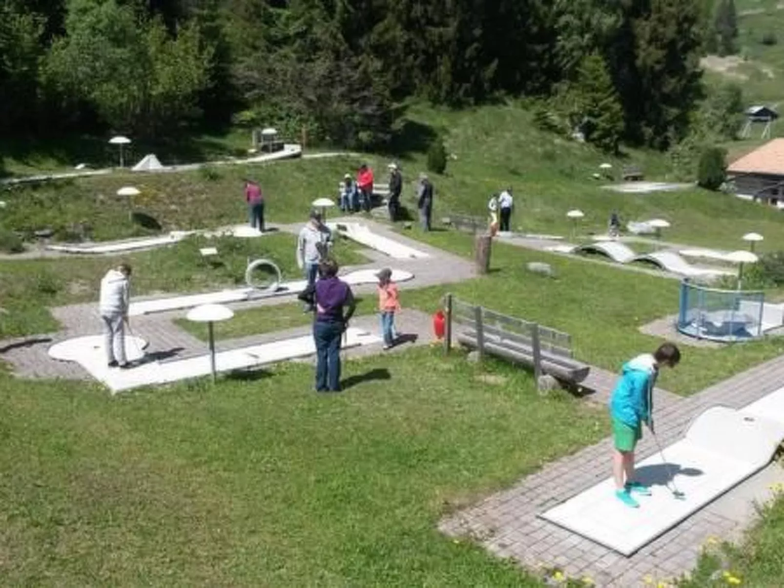Aparthaus Surselva, direkt an der Skipiste-Buiten