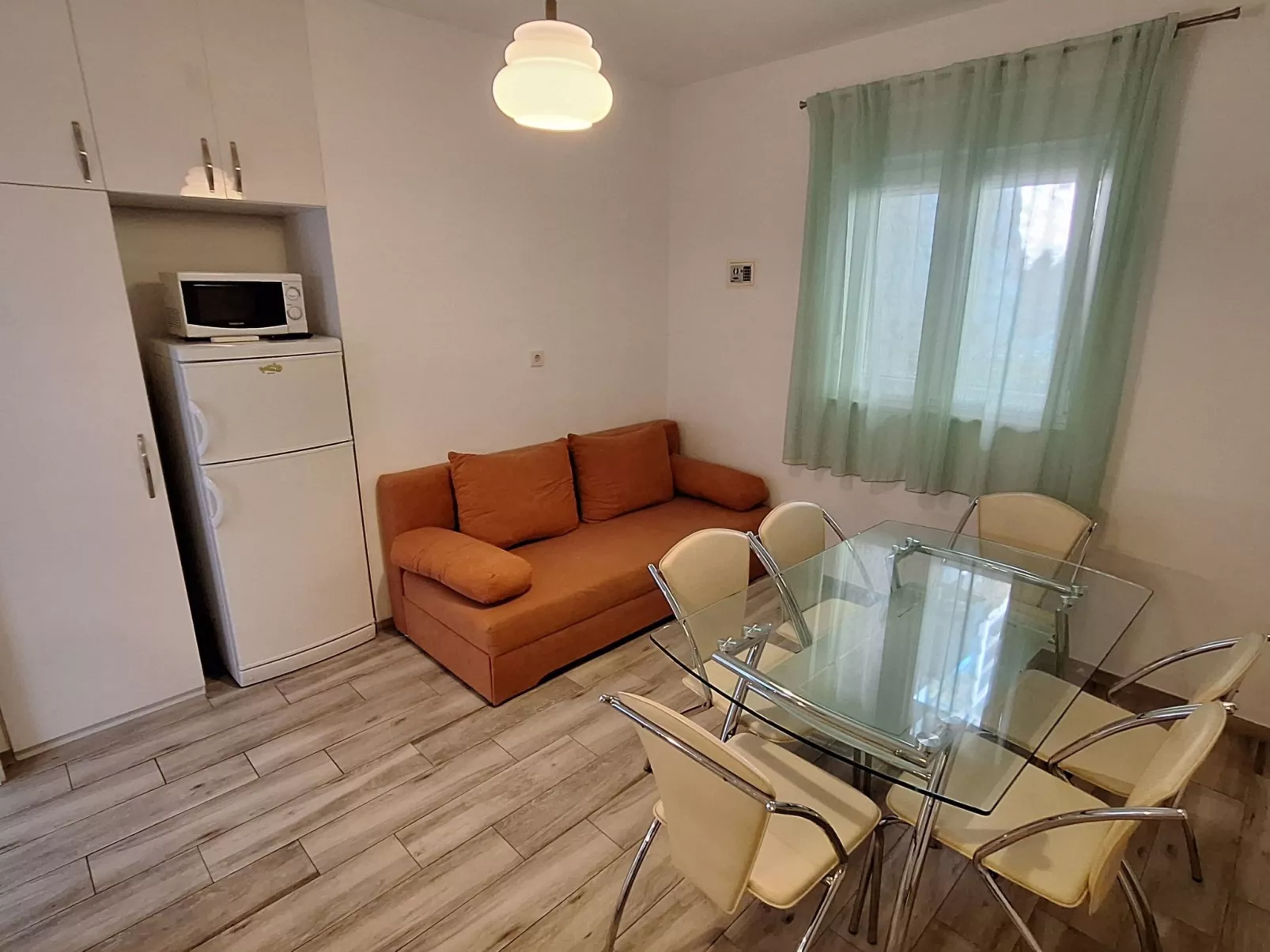 Für sechs Personen, mit einem Balkon-Binnen