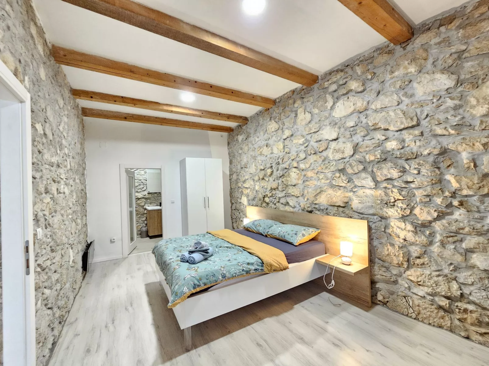 Steinhaus mit privatem Außenpool-Image-tags.info