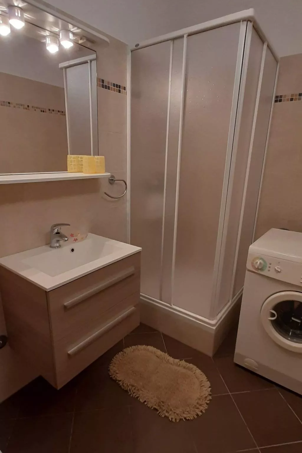 "Mia" mit Blick auf das Wasser-Binnen