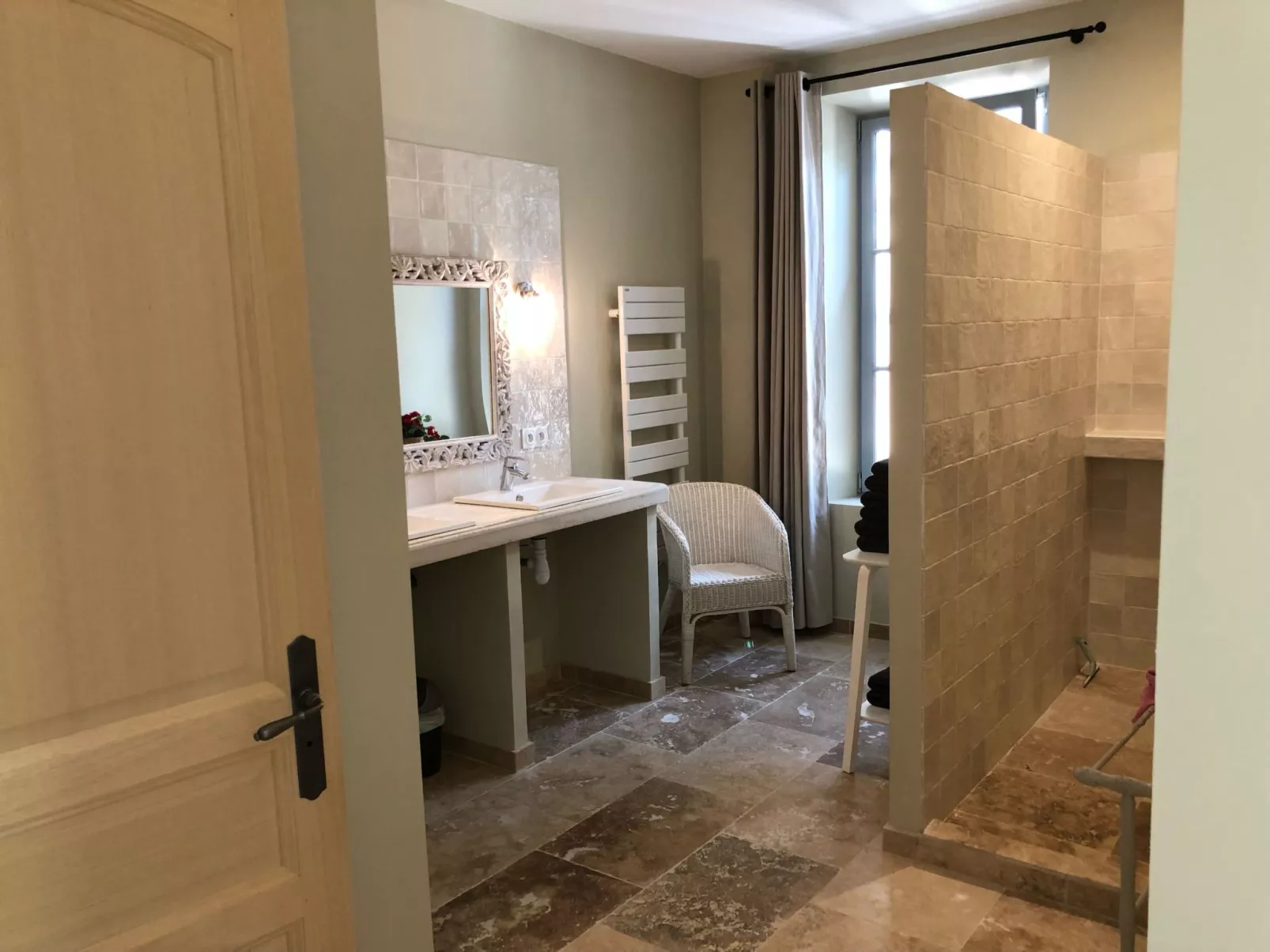 Maison Carrée-Binnen