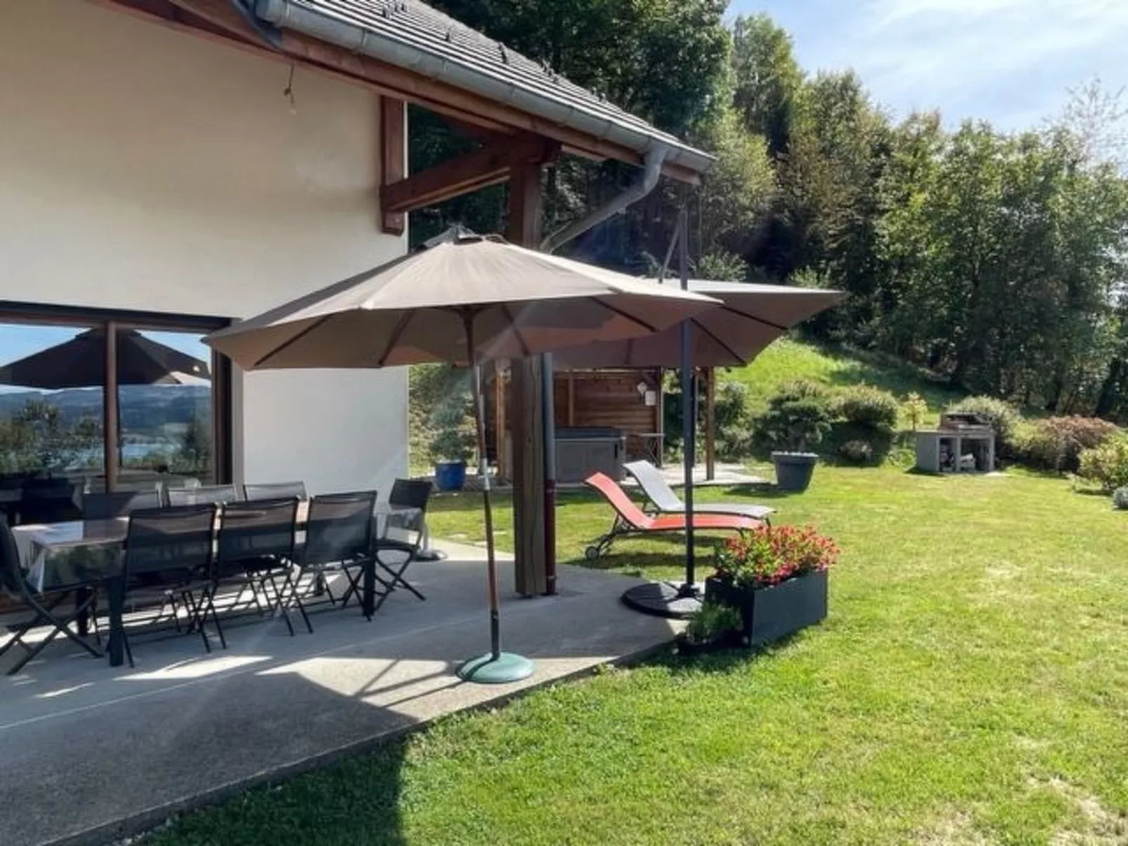 In Aiguebelette-Le-Lac mit Garten, Terrasse und Grill-Buiten
