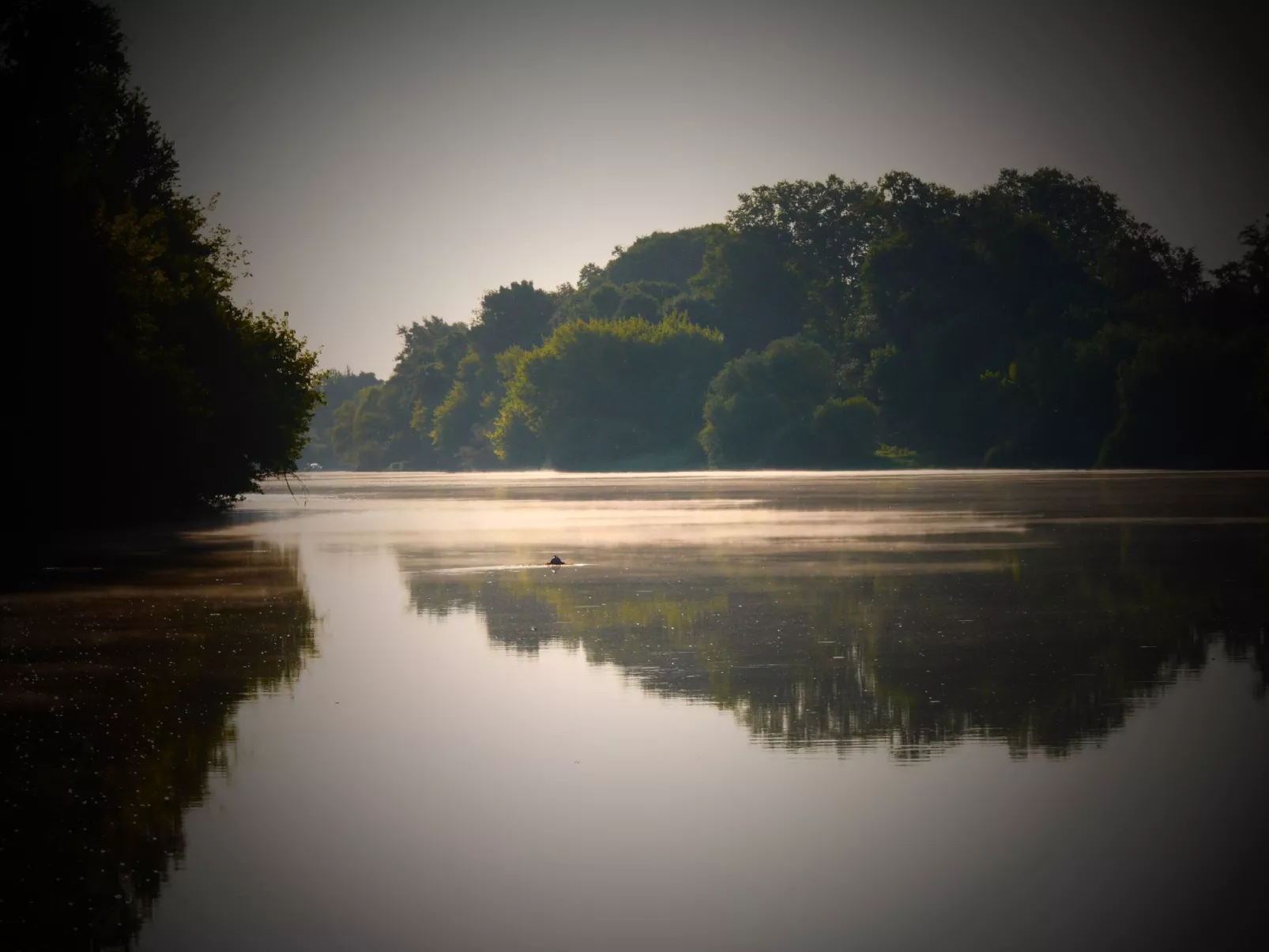 Schloss mit Überlaufpool an der Dordogne-Image-tags.info