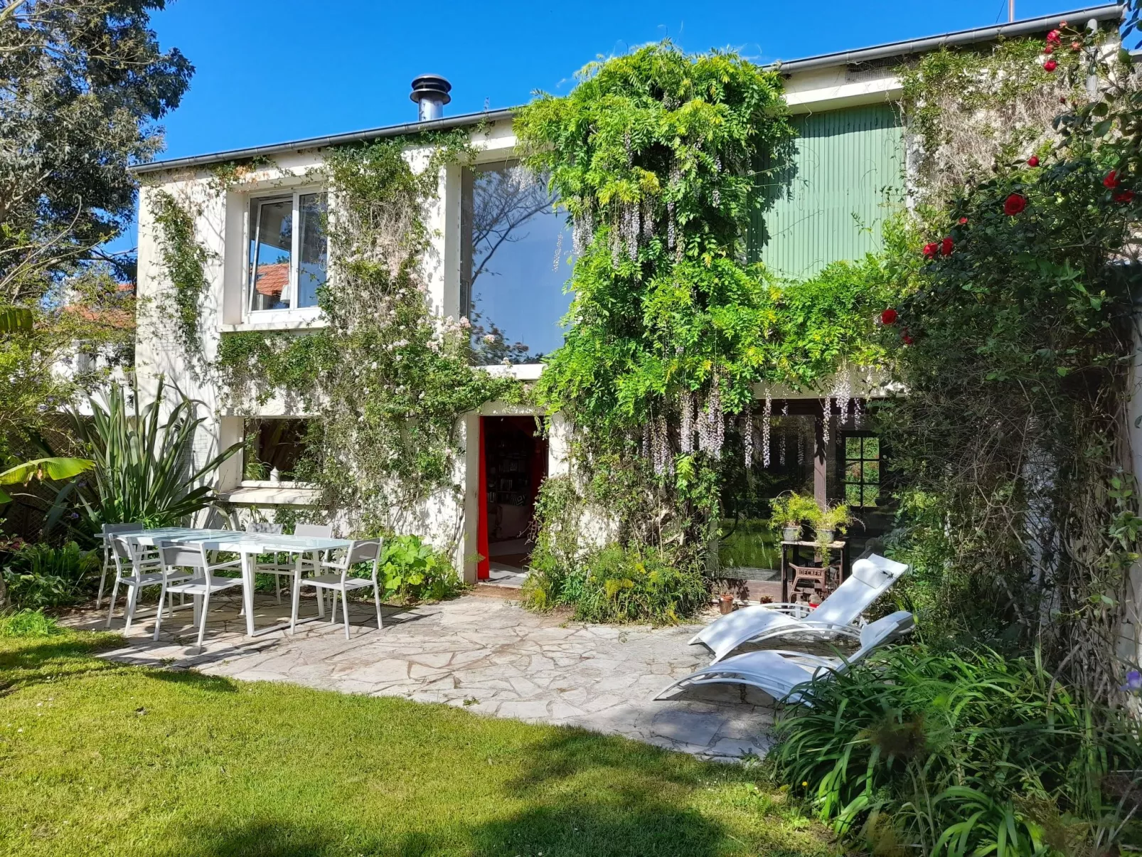 Großes Familienhaus mit schön angelegtem Garten-Buiten